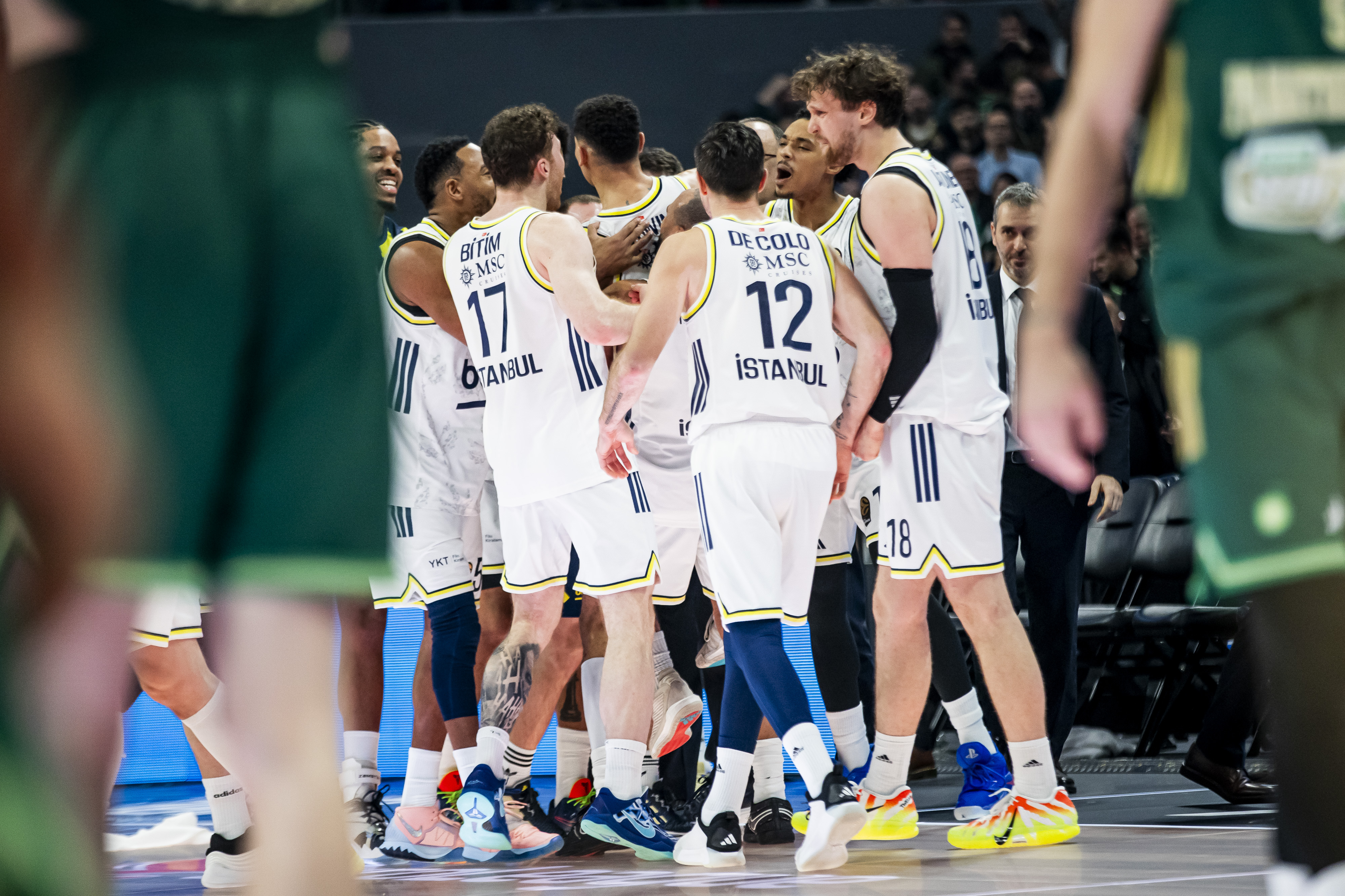 Fenerbahçe Beko son saniyede kazandı, parkede gerginlik çıktı - 3