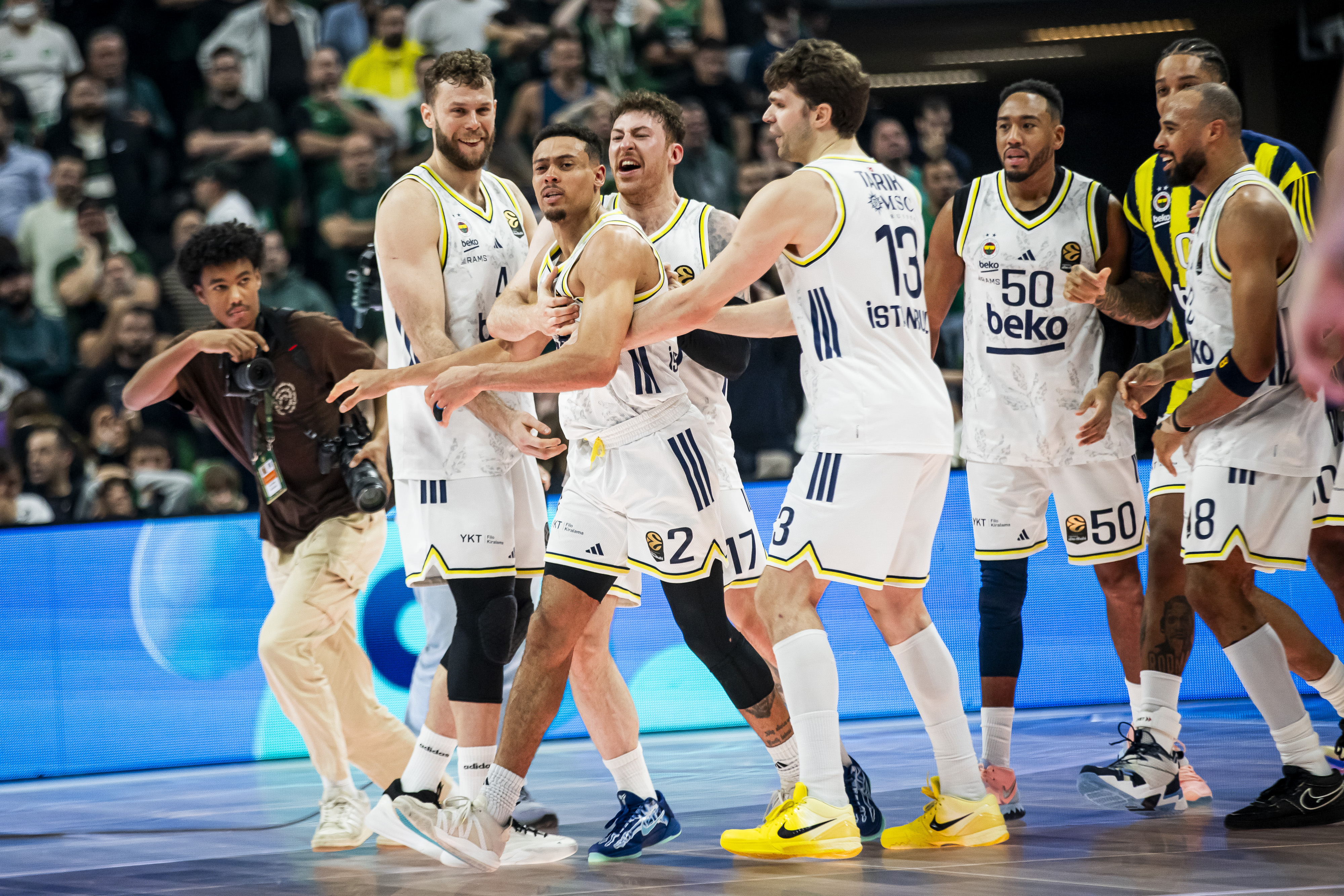 Fenerbahçe Beko son saniyede kazandı, parkede gerginlik çıktı - 2