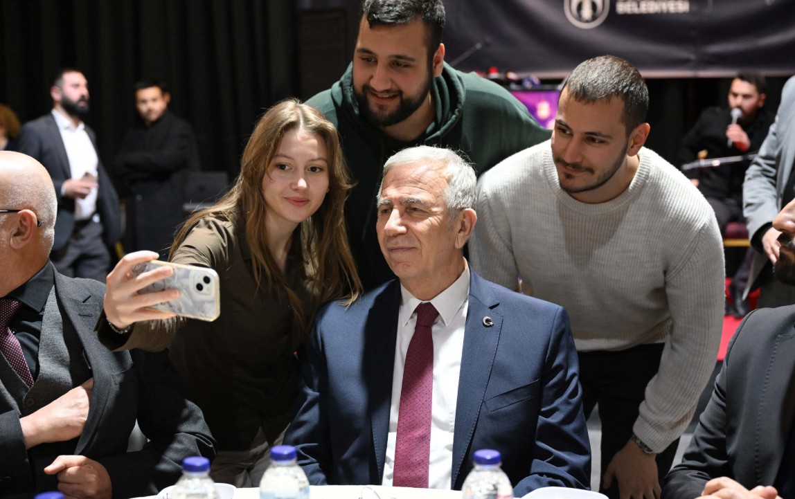 Mansur Yavaş ilk iftarda üniversitelilerle buluştu - 3