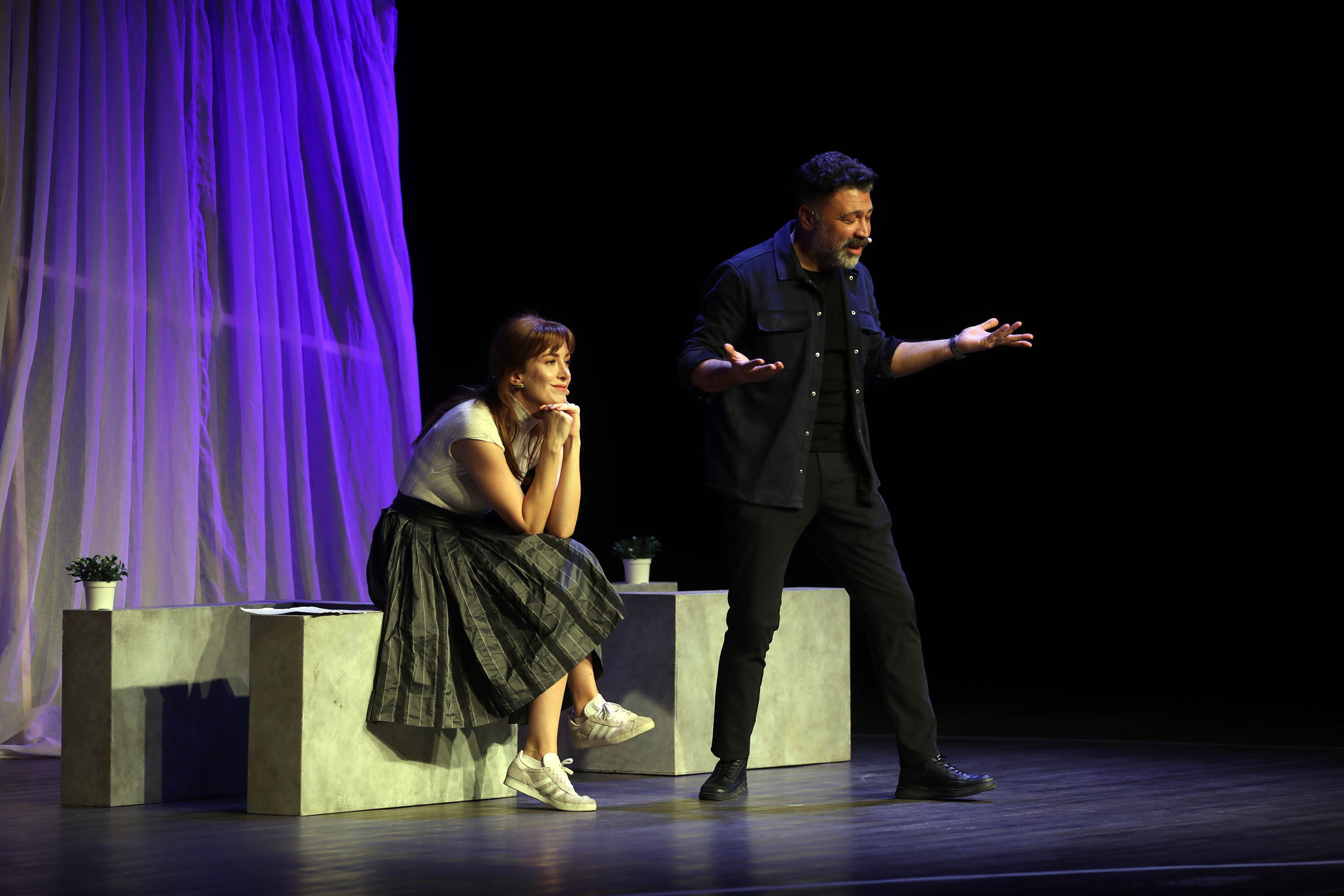 Leyla Ile Mecnun Değil (1)