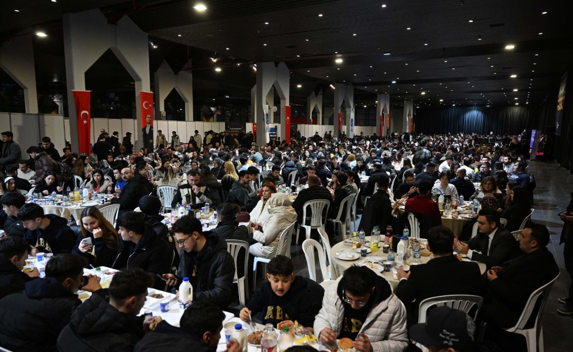 Mansur Yavaş ilk iftarda üniversitelilerle buluştu - 2