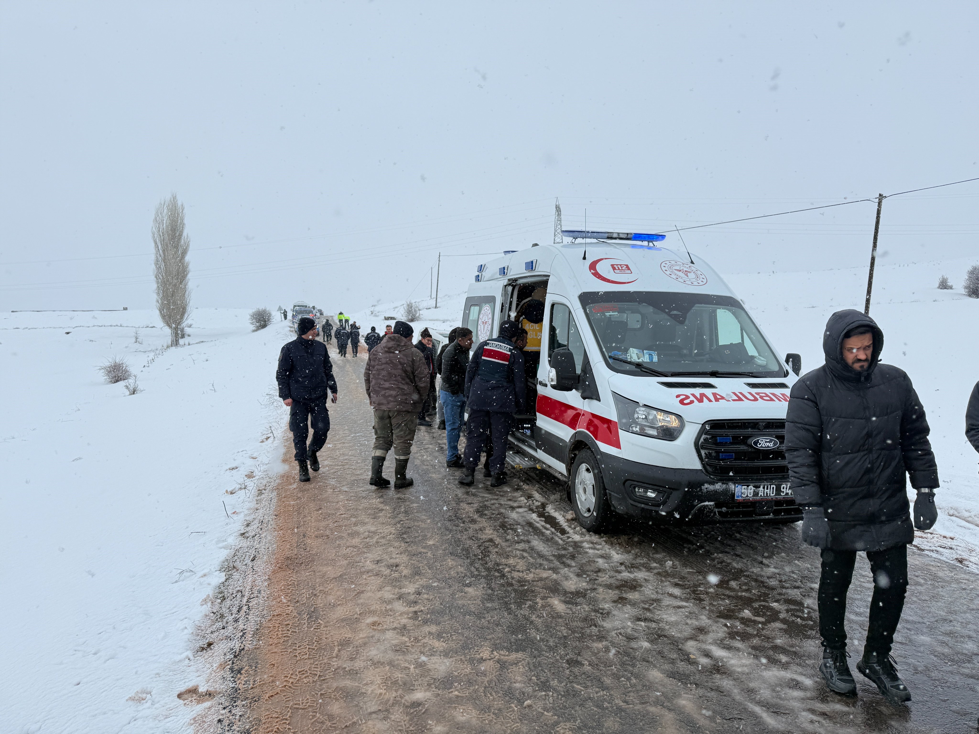 Sivas Yıldızeli’nde Öğrenci Servisi Şarampole Yuvarlandı (1)