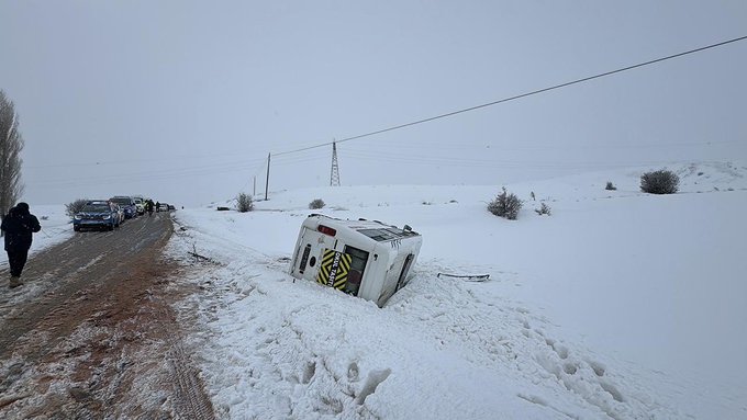 Sivas Yıldızeli’nde Öğrenci Servisi Şarampole Yuvarlandı (3)