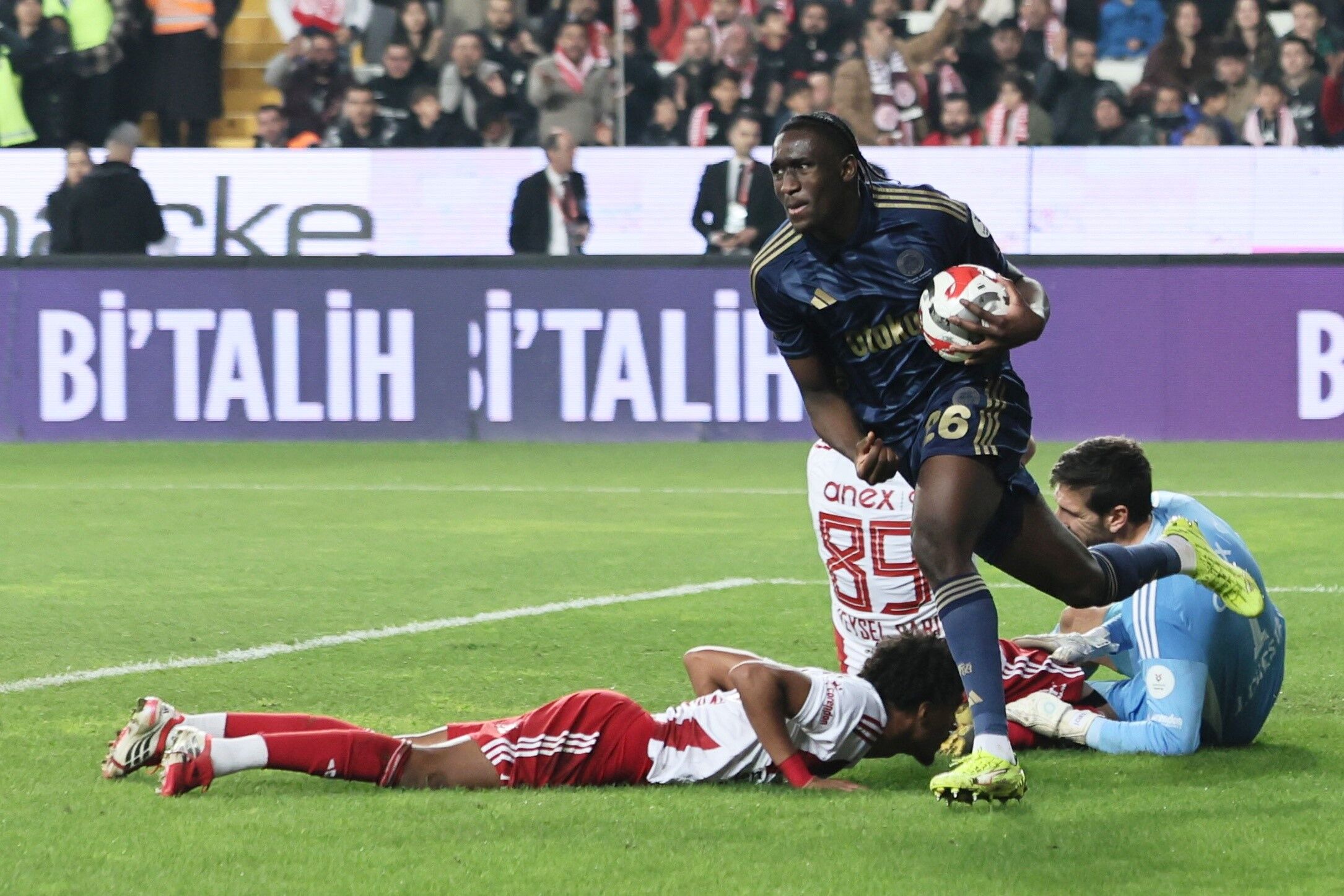 Fenerbahçe geriden geldi ama liderlik yolunda takıldı - 3