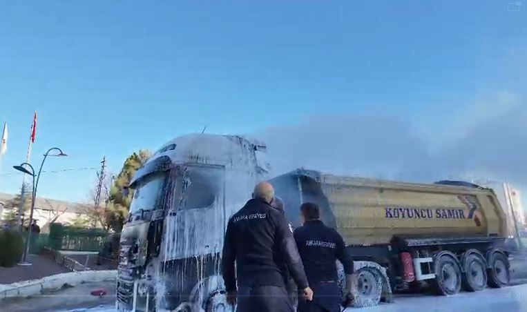 Polatlı’da seyir halindeki hafriyat kamyonu alev aldı - 3