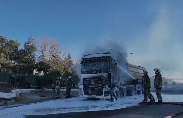 Polatlı’da seyir halindeki hafriyat kamyonu alev aldı - 2