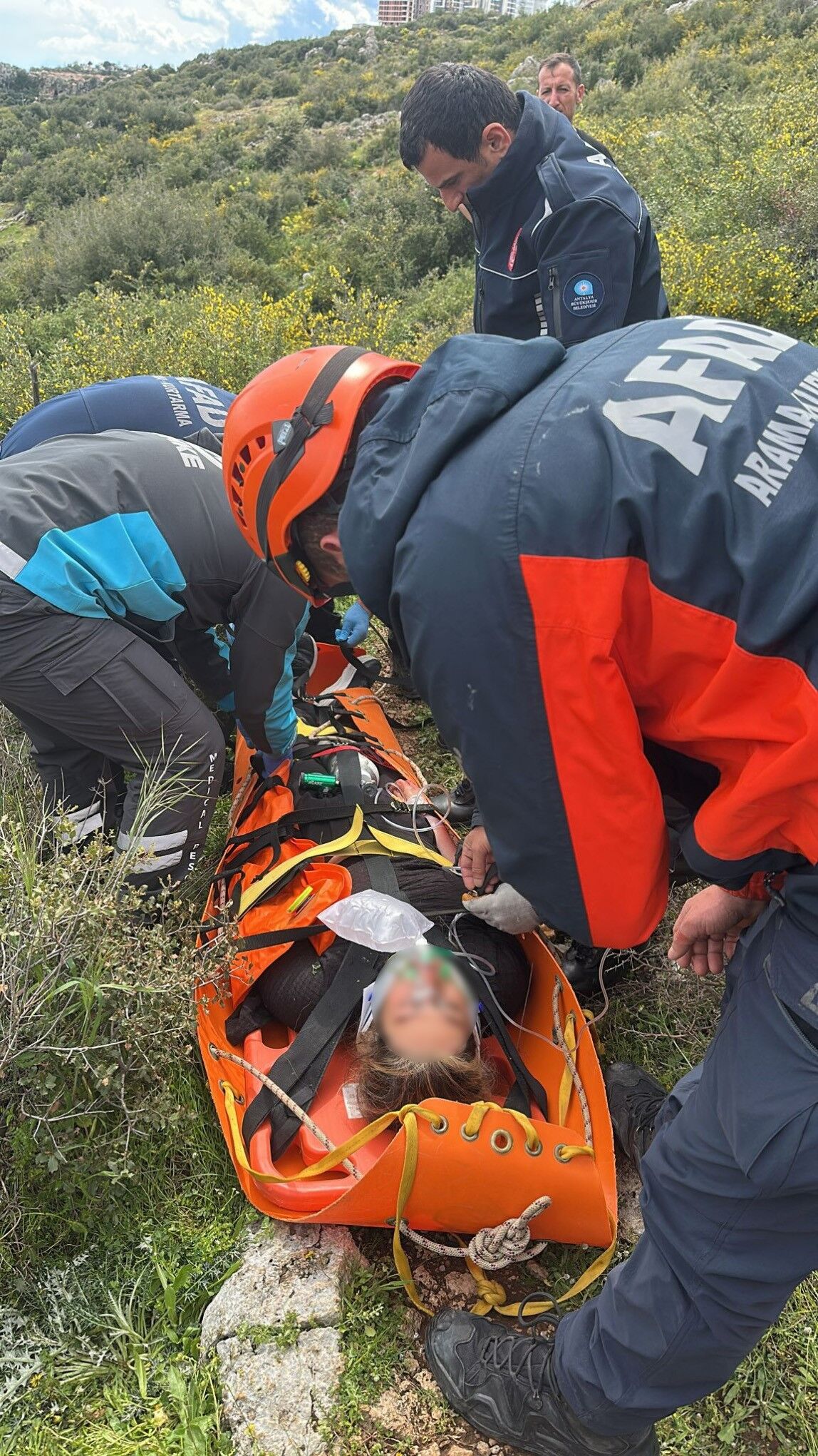 kayalıklardan düşen kadın