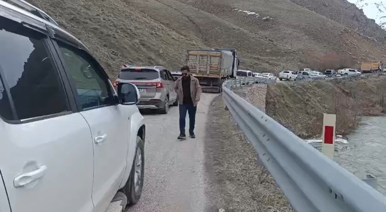 Yüksekova-Van kara yolunda heyelan-1