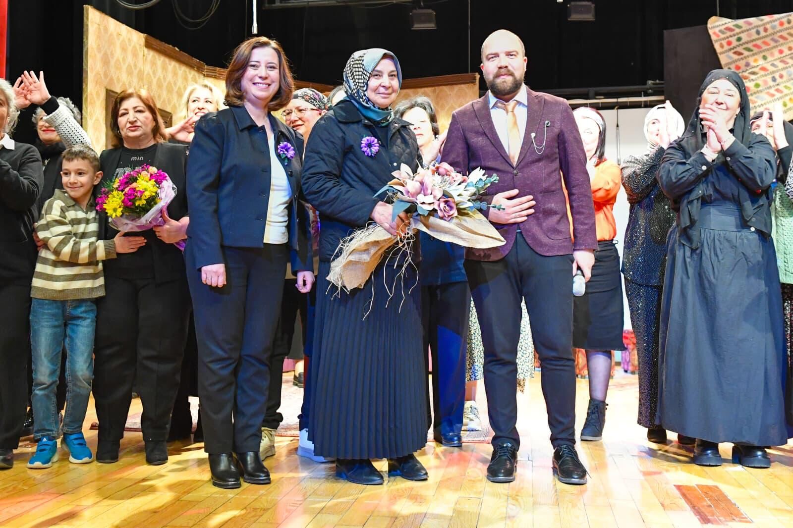 Altindağli Kadinlar Sahnede Devleşti̇ (1)