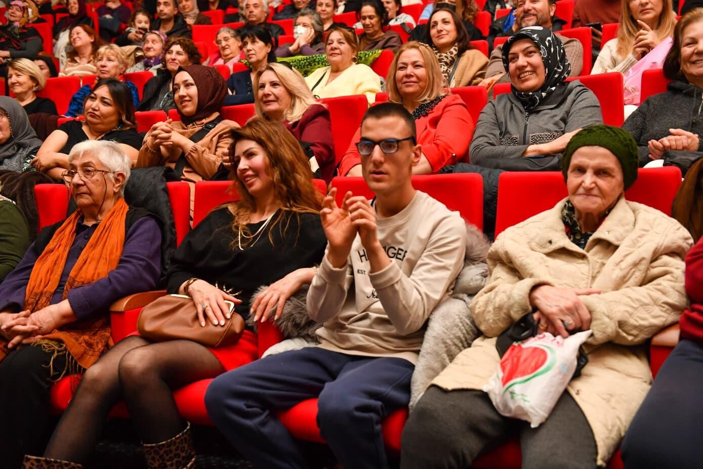 Altindağli Kadinlar Sahnede Devleşti̇ (2)