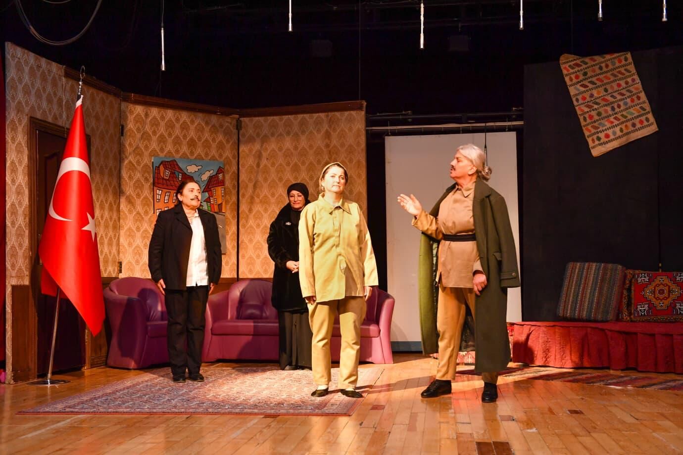 Altindağli Kadinlar Sahnede Devleşti̇ (5)