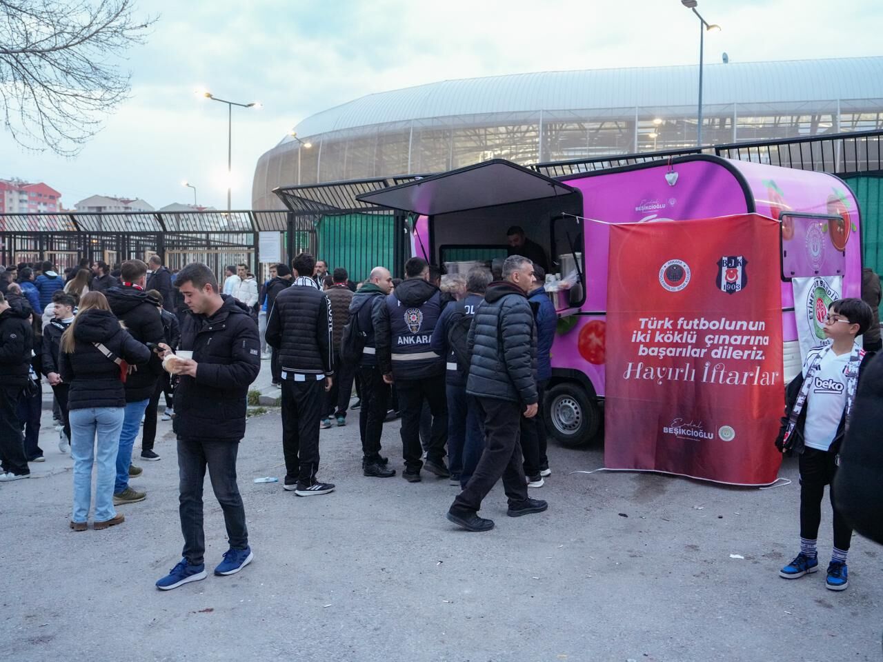 Eryaman Stadyumu Önünde Taraftarlara Çorba Ikramı (1)