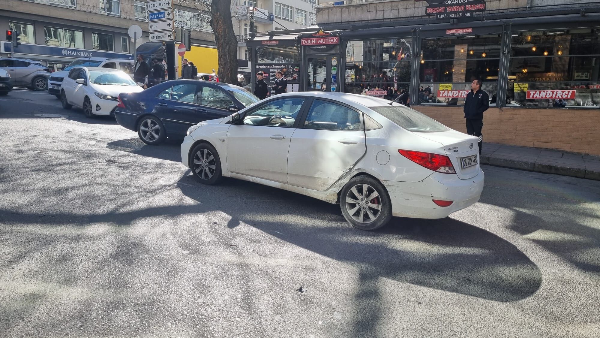 Mithatpaşa–Meşrutiyet Kavşağında Trafik Kazası (4)