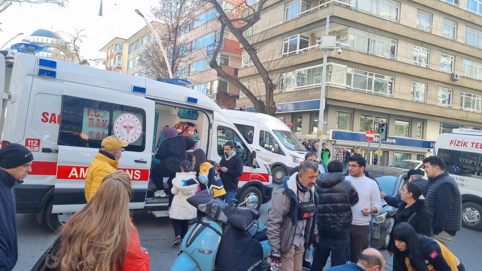 Mithatpaşa–Meşrutiyet Kavşağında Trafik Kazası (6)