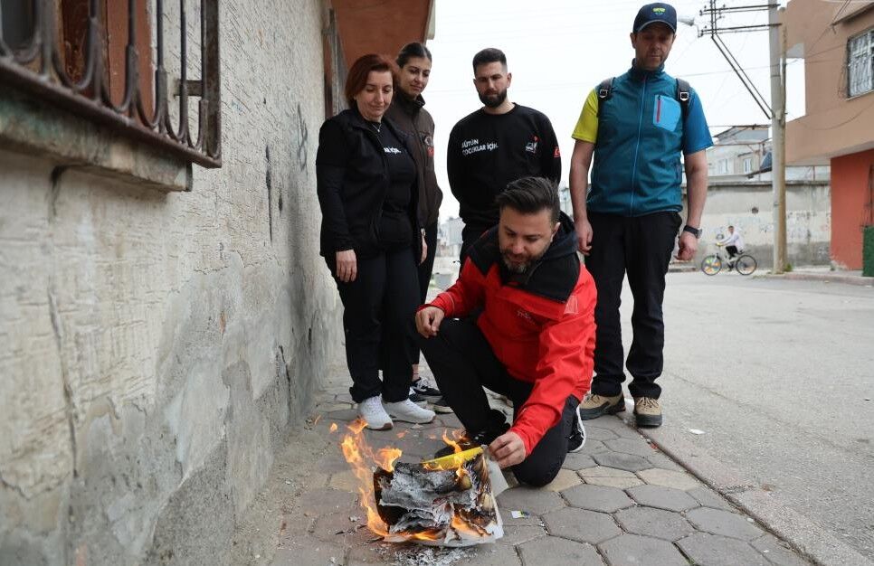 Hayırseverler bayram öncesi mahallenin borcunu kapattı