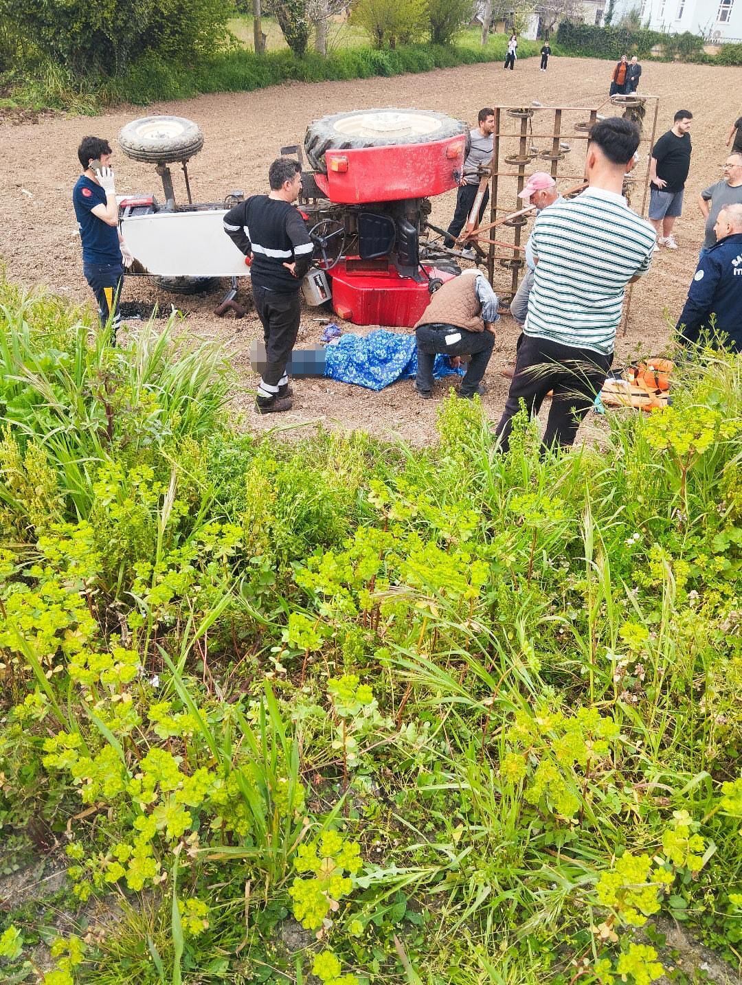 devrilen traktörün altında kaldı-1