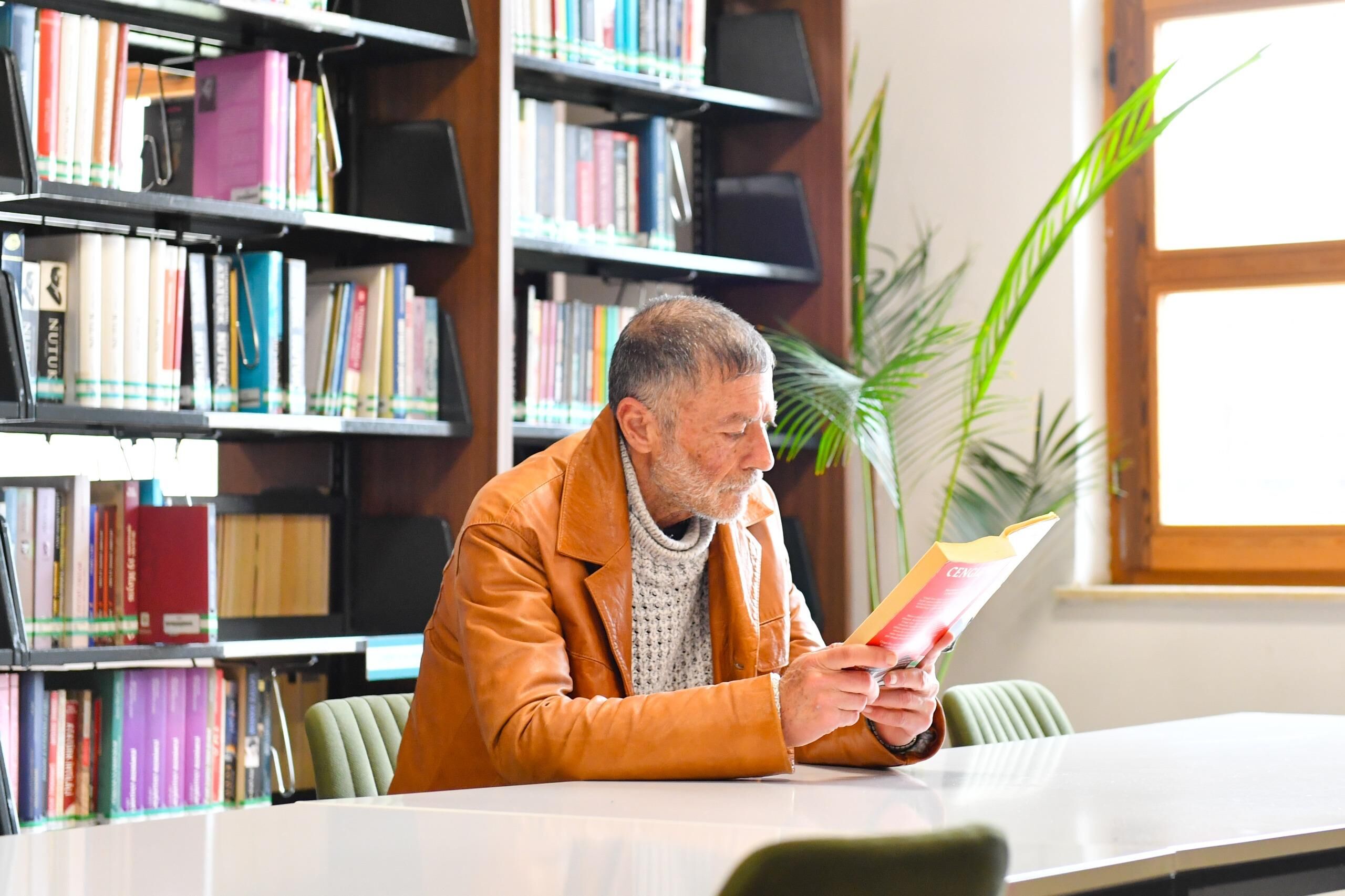 Altindağ’in 71 Yaşindaki̇ Ki̇tap Kurdu (2)