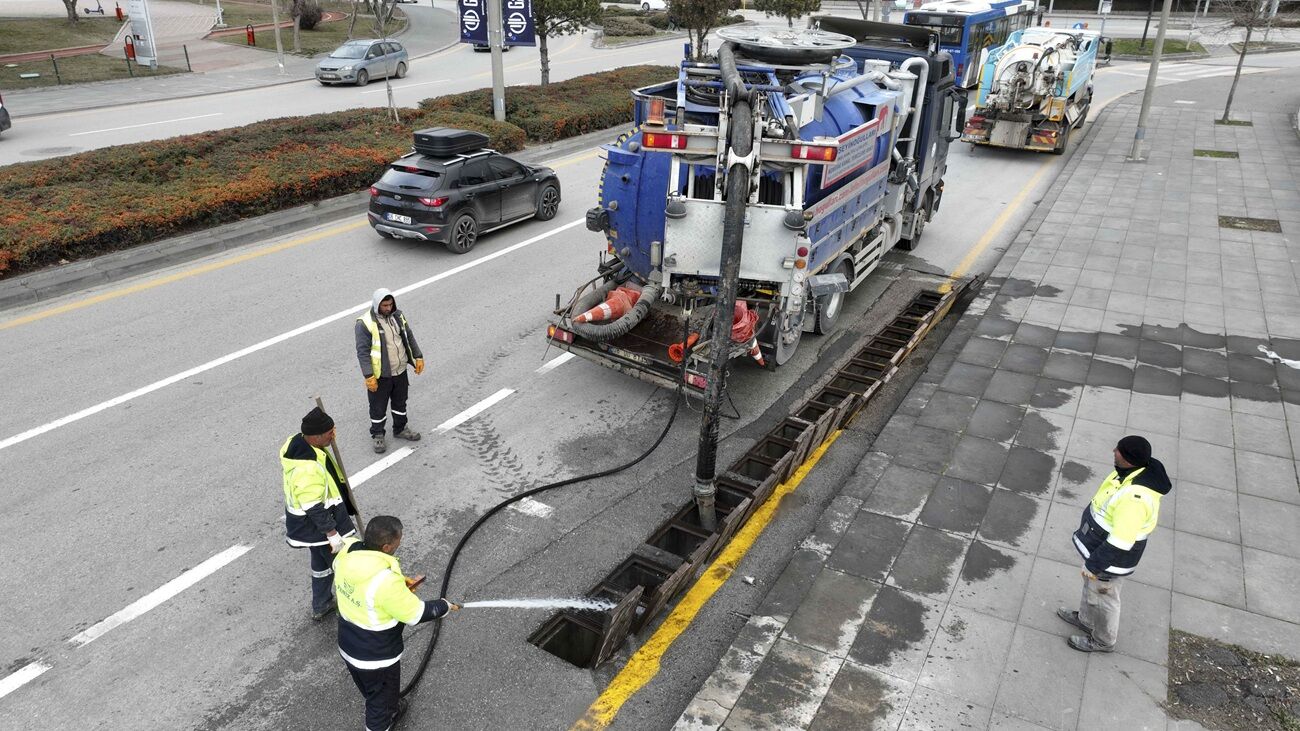 Ankara’da Yağmur Suyu Altyapısında Temizlik Sürüyor (2)