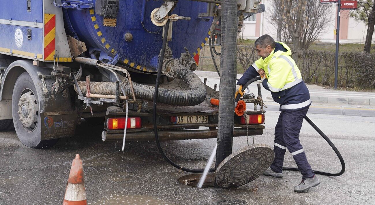 Ankara’da Yağmur Suyu Altyapısında Temizlik Sürüyor (3)
