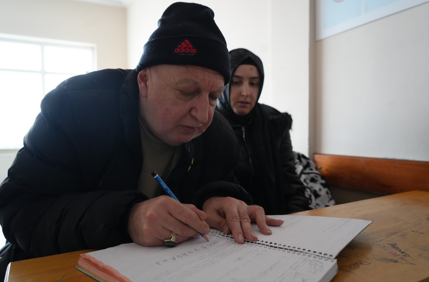 okuma yazma öğrenen baba kız