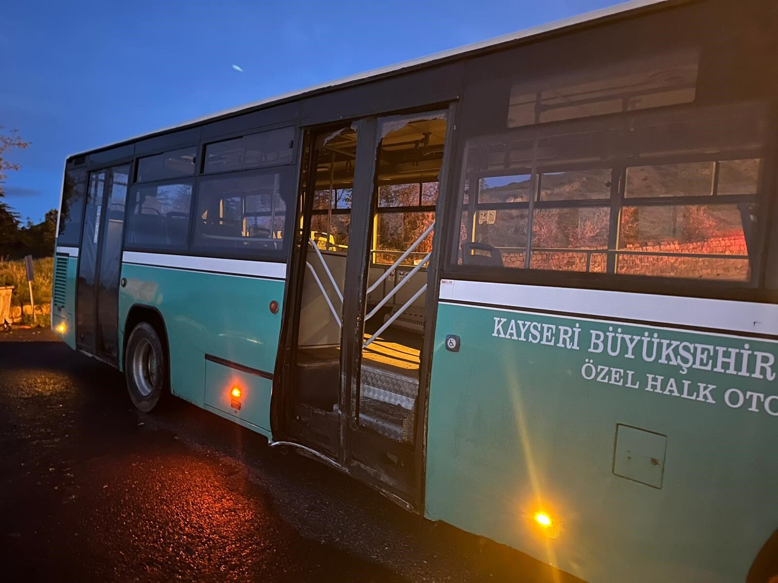 Kayseri'de bir şahıs çaldığı halk otobüsüyle kaza yaptı - 3
