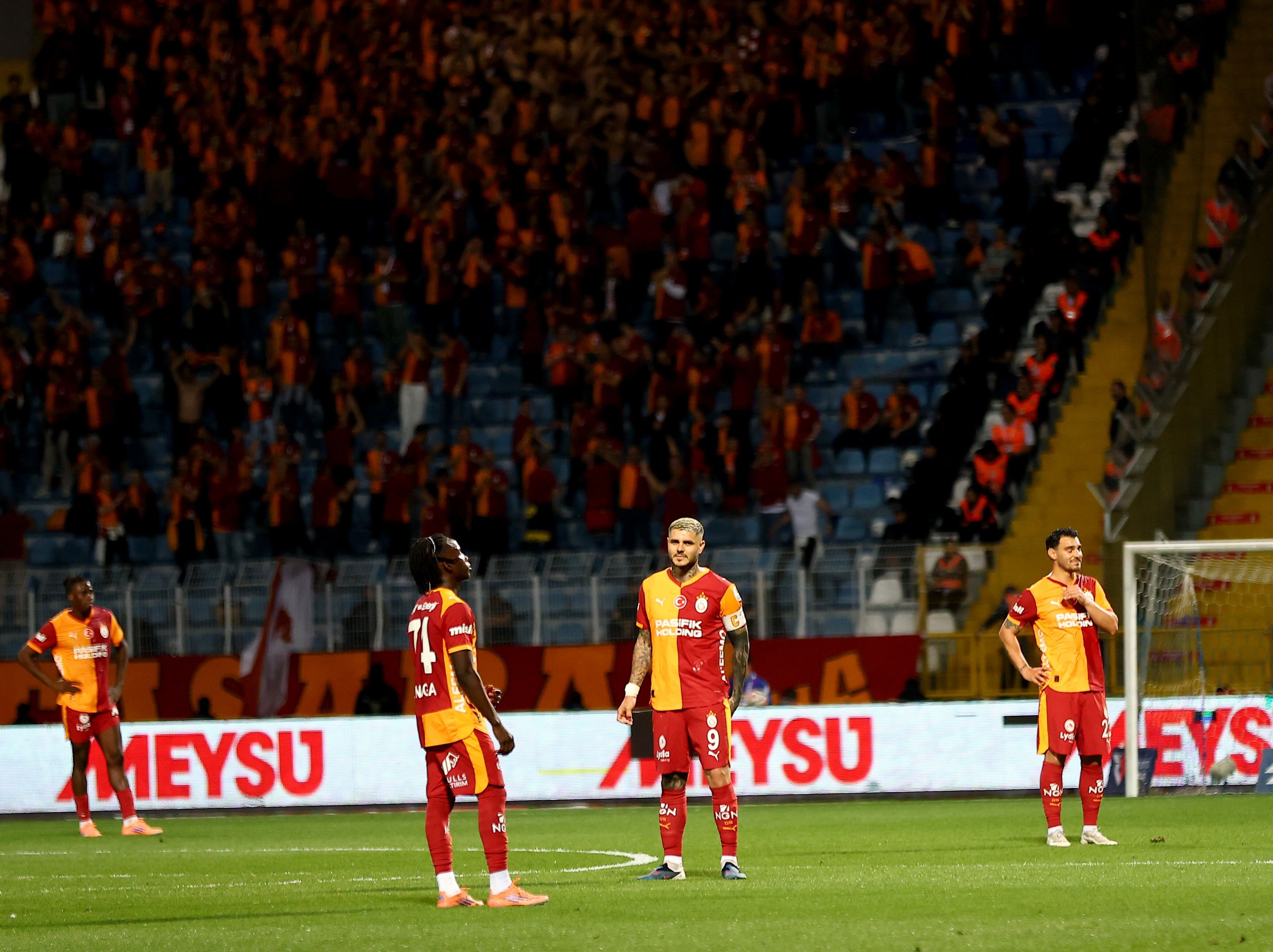 Galatasaray ve Fenerbahçe sezonu puan kaybıyla bitirdi