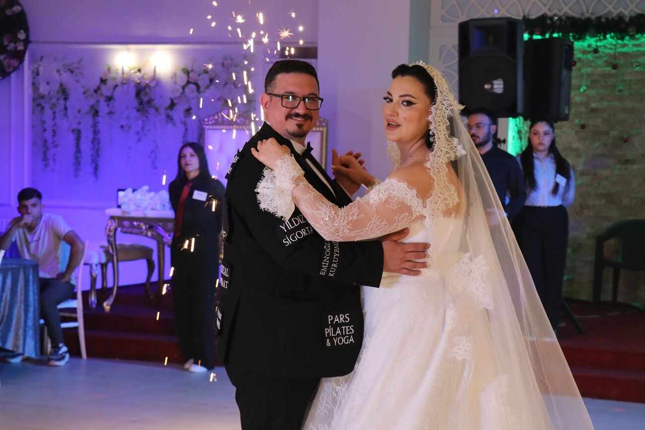 Denizli’de Reklamlı Damatlık Dikkat Çekti (1)