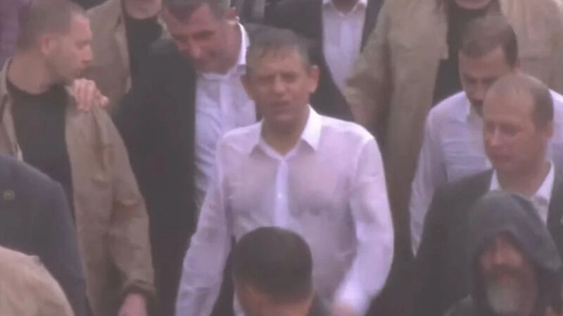 Ozgur Ozel Yagmur Altinda Egeyon