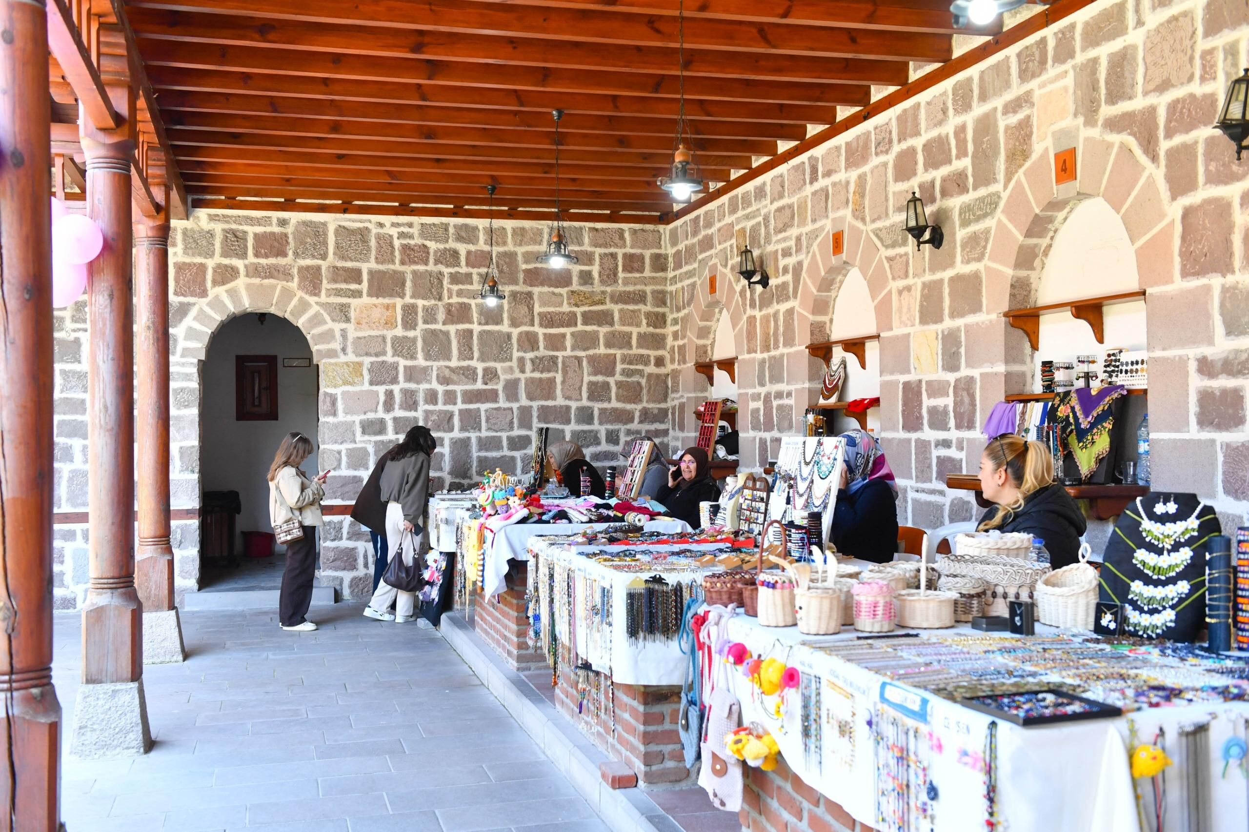 Taki Tasarimcisi Anne Ve Kizi Hamamönü’nde (7)