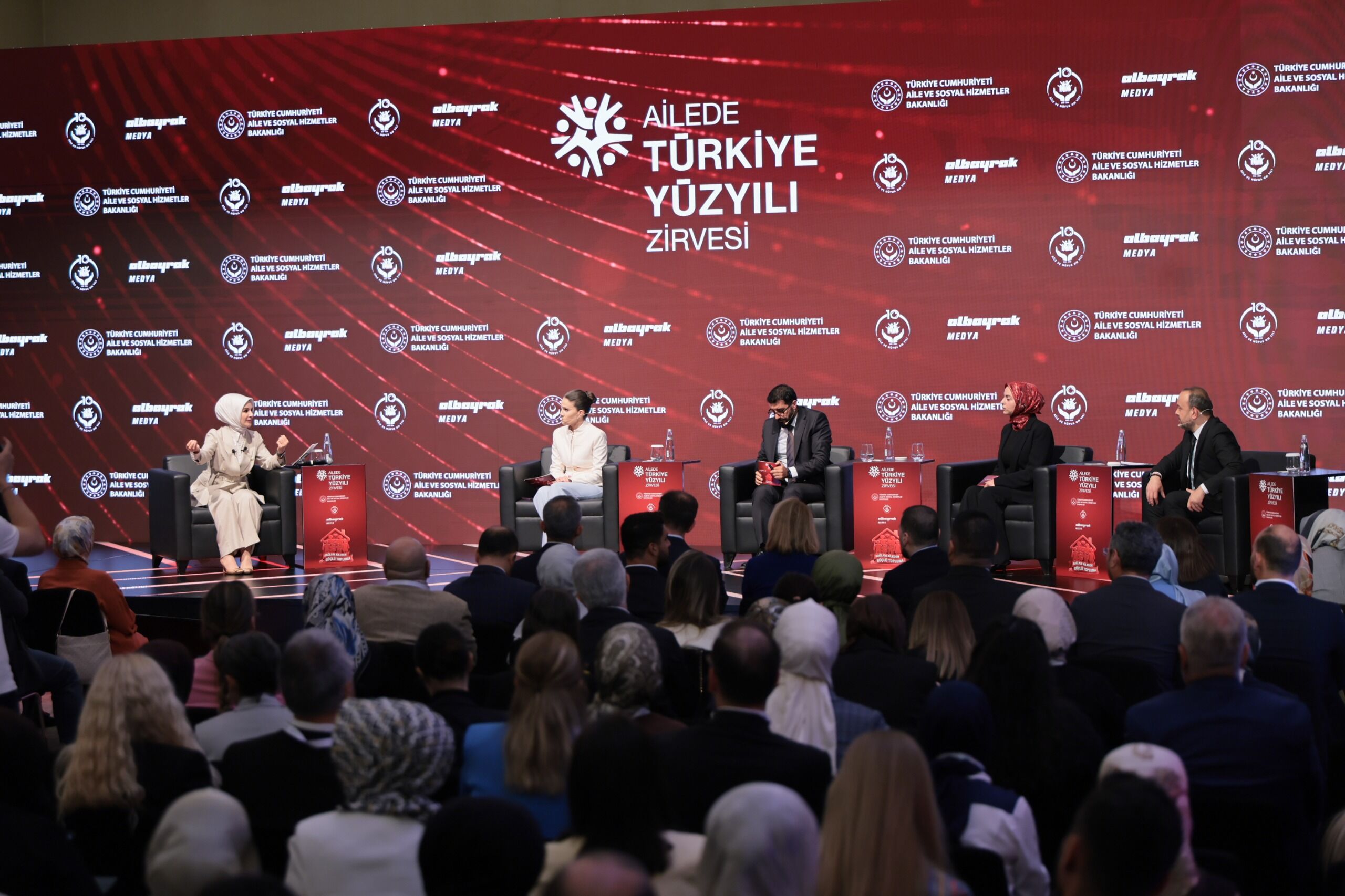 Ai̇lede Türkyi̇ye Yüzyili Zi̇rvesi̇ (3)