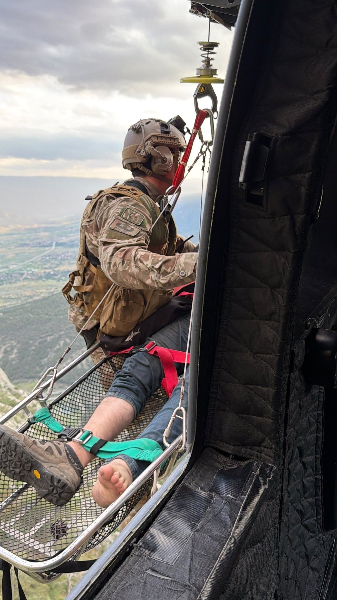 Çorum’da Mahsur Kalan Vatandaş Helikopterle Kurtarıldı (3)