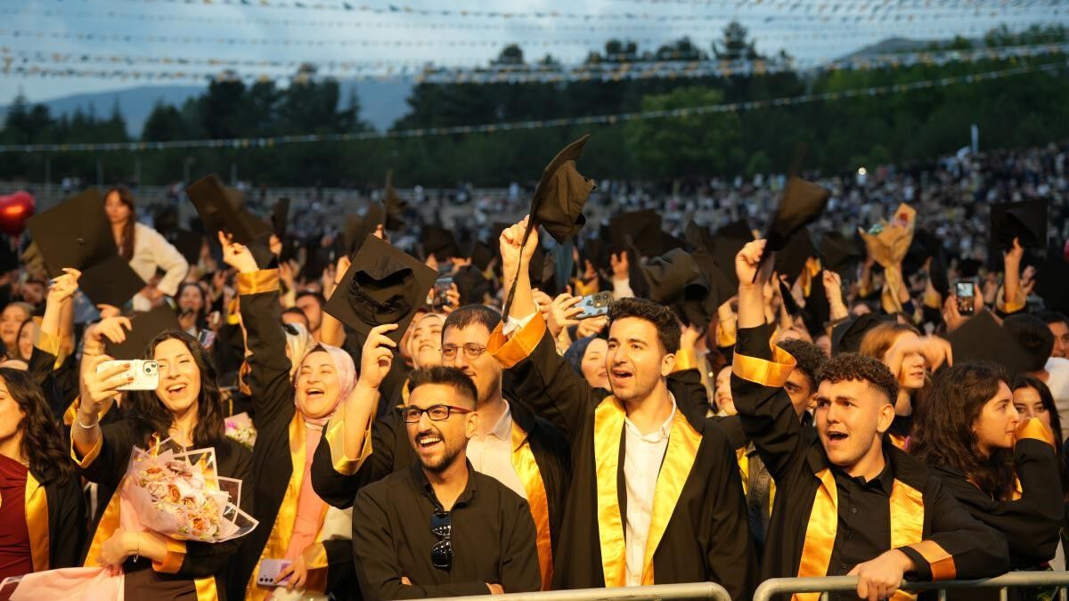 İnönü Üniversitesinde Mezuniyet Coşkusu Yaşandı (3)