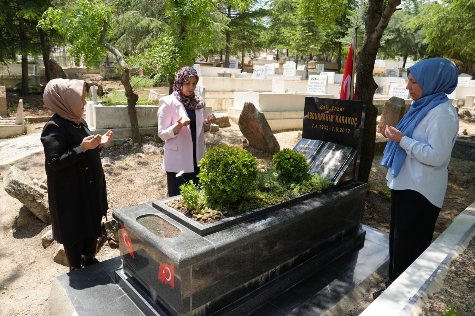 Keçiören’de Abdurrahim Karakoç’un Kabri Yenilendi (4)