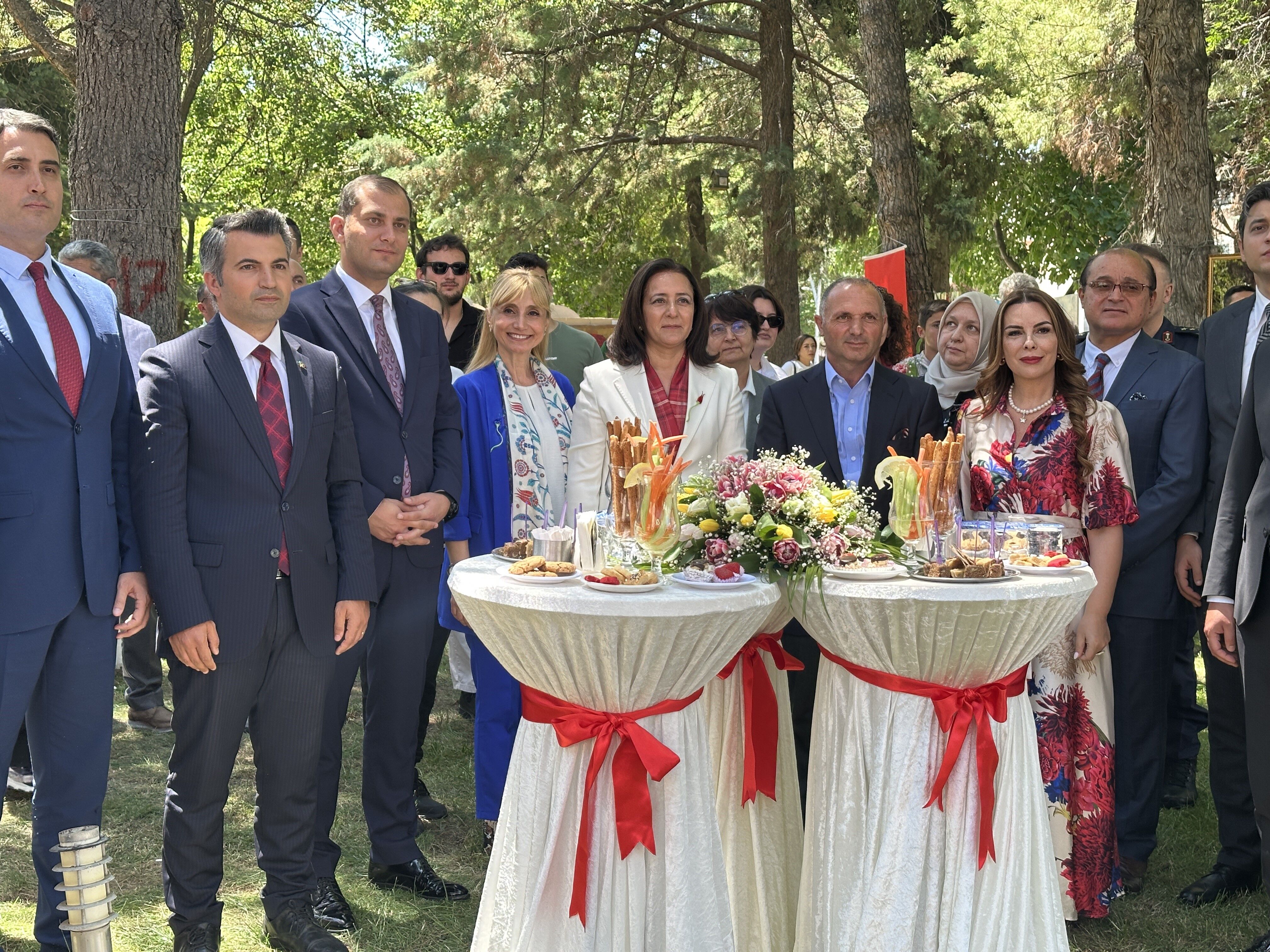 Lale Sergisi (2)