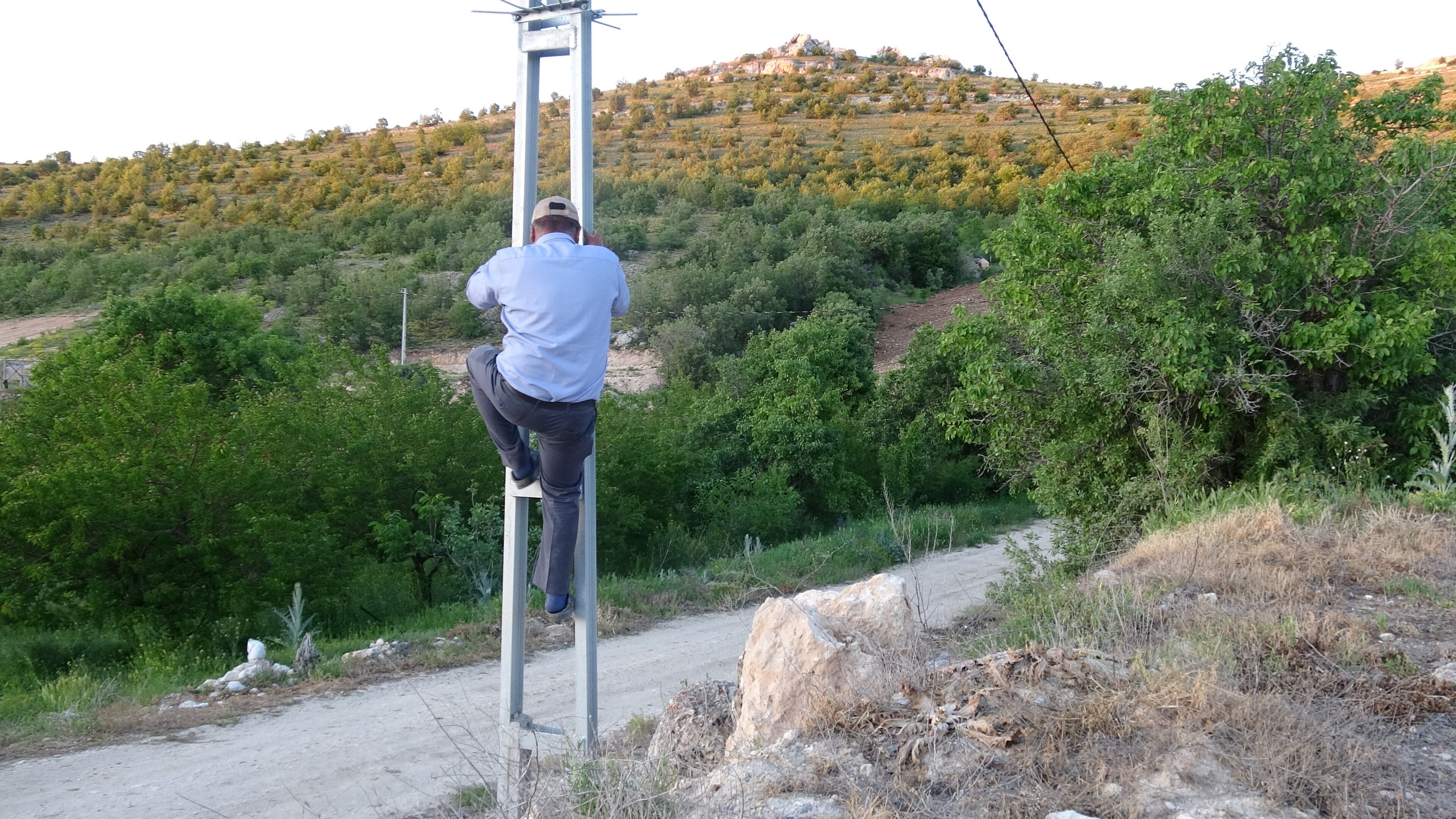 Malatyada Mezra Sakinleri Telefon Için Direğe Çıkıyor (2)