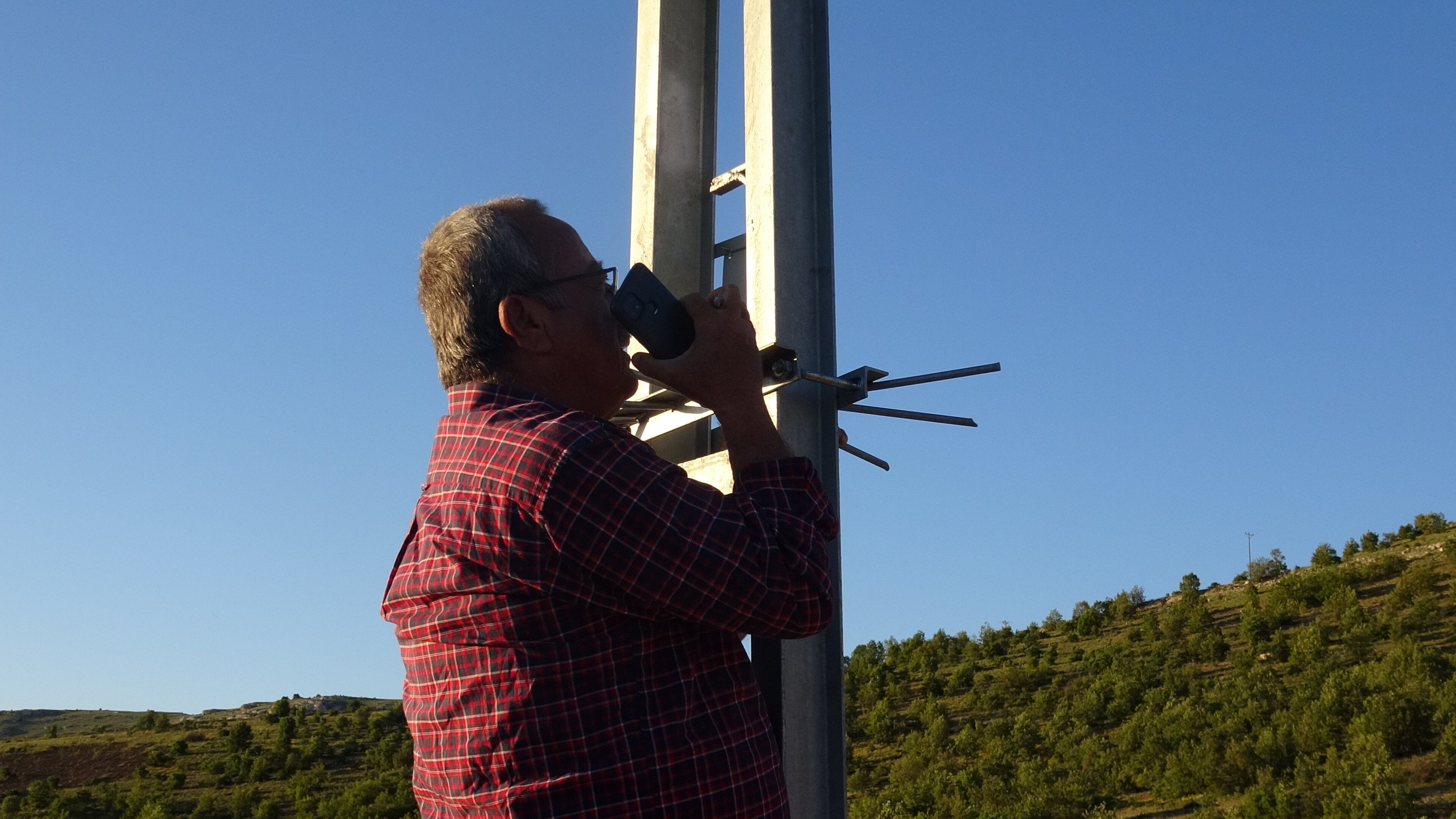 Malatyada Mezra Sakinleri Telefon Için Direğe Çıkıyor (4)
