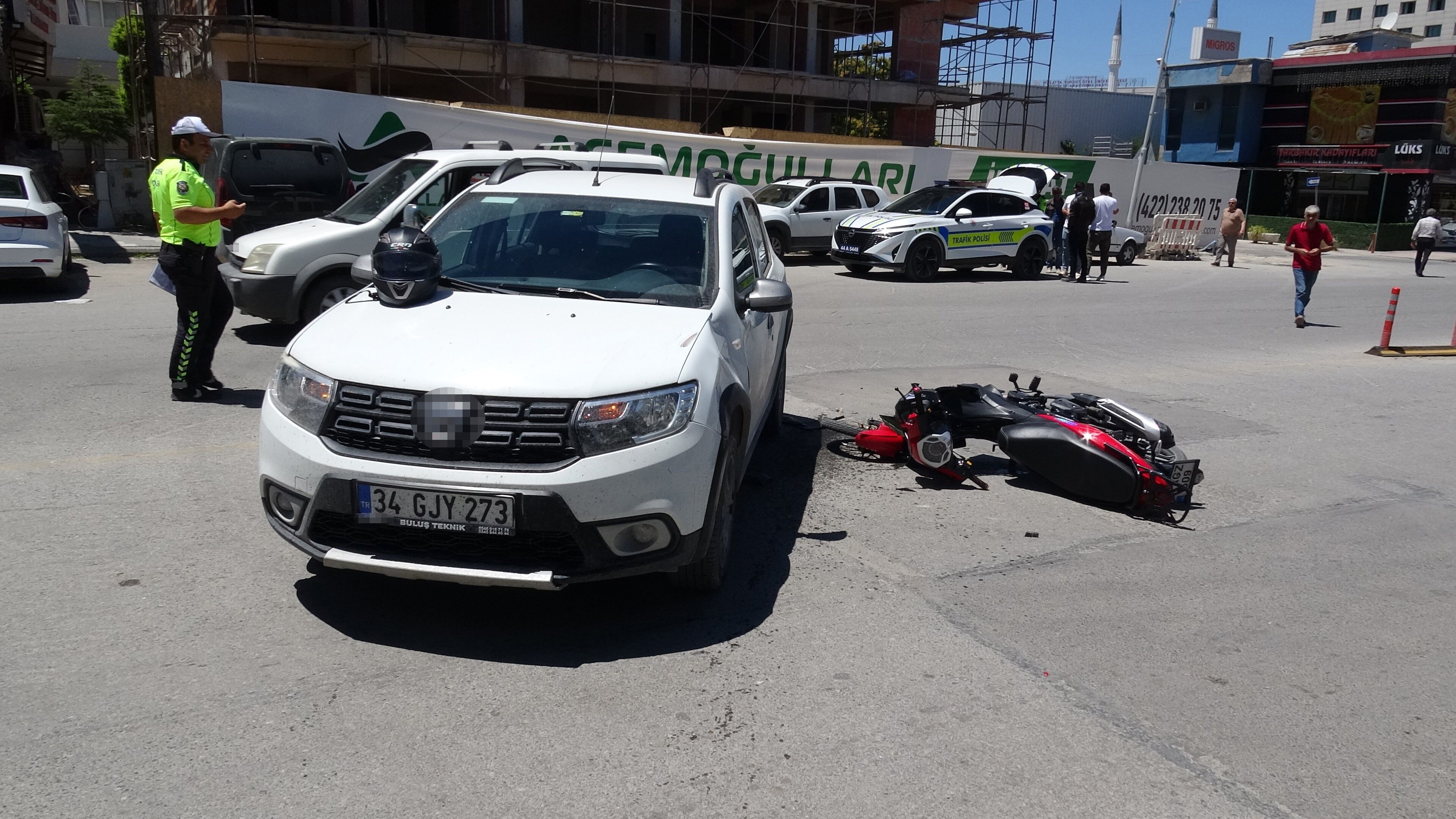 Malatya'da Otomobil Ile Motosiklet Çarpıştı (1)
