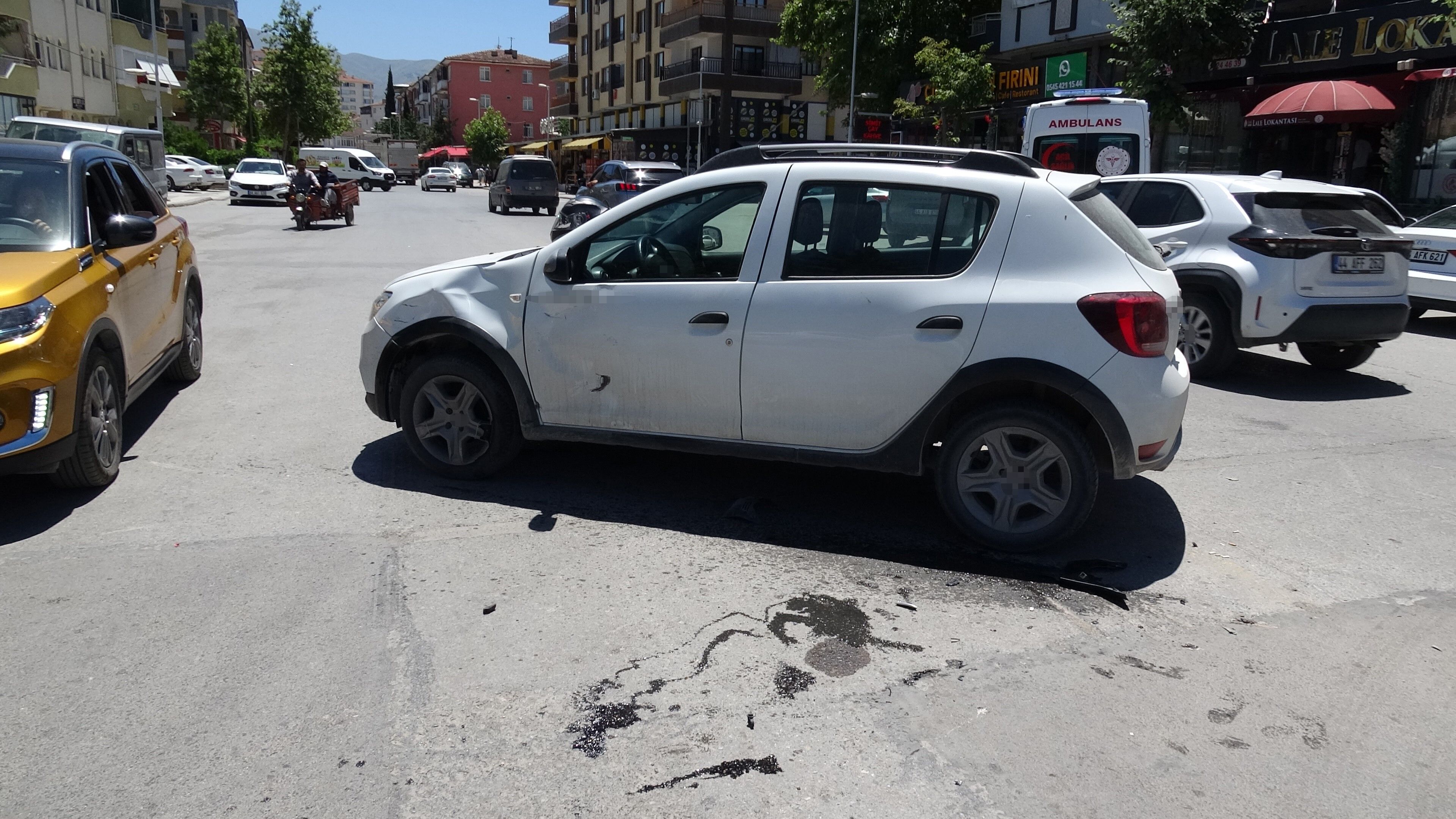 Malatya'da Otomobil Ile Motosiklet Çarpıştı (2)