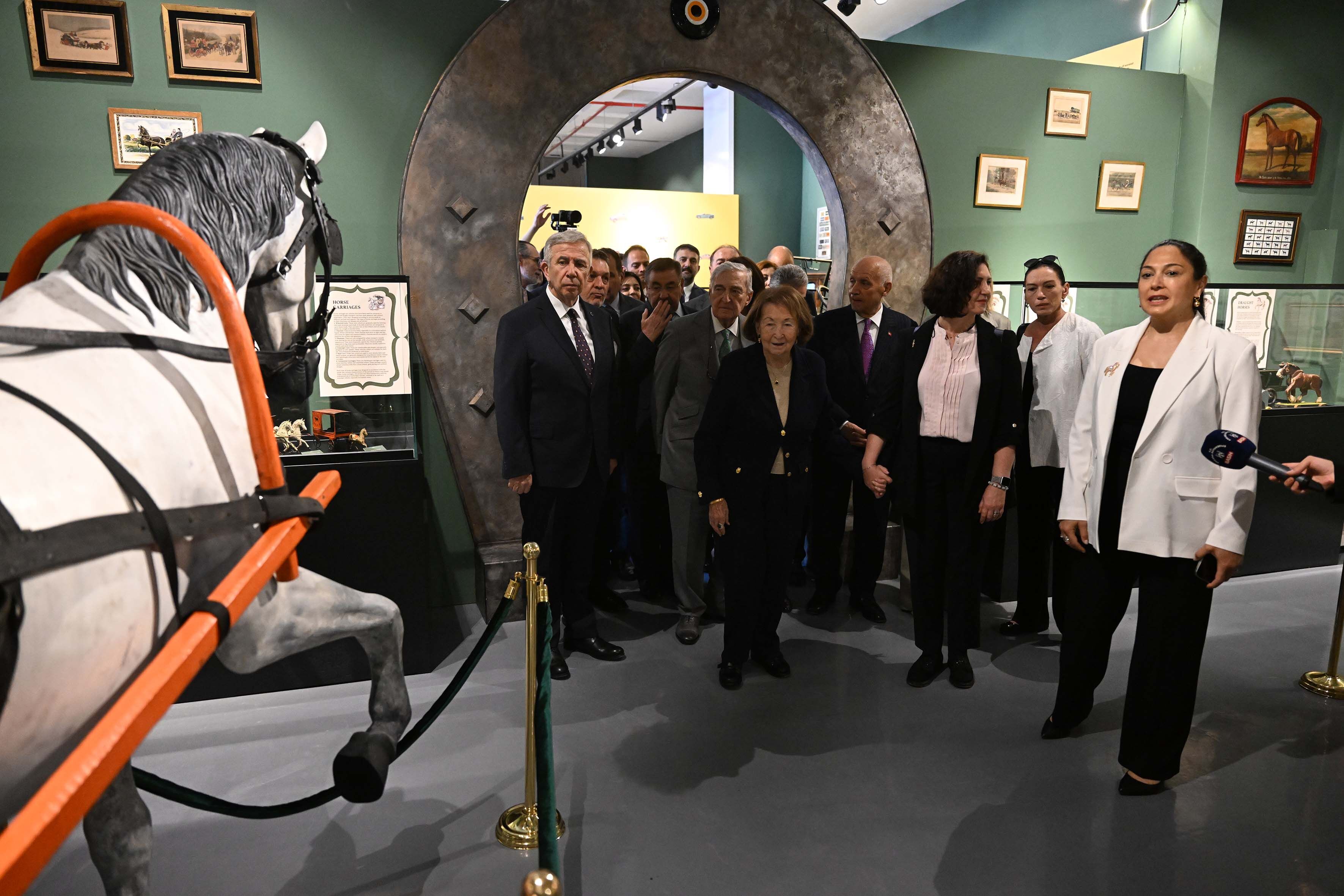 Mansur Yavaş Ve Rahmi M. Koç’tan Sergi Açılışı (1)
