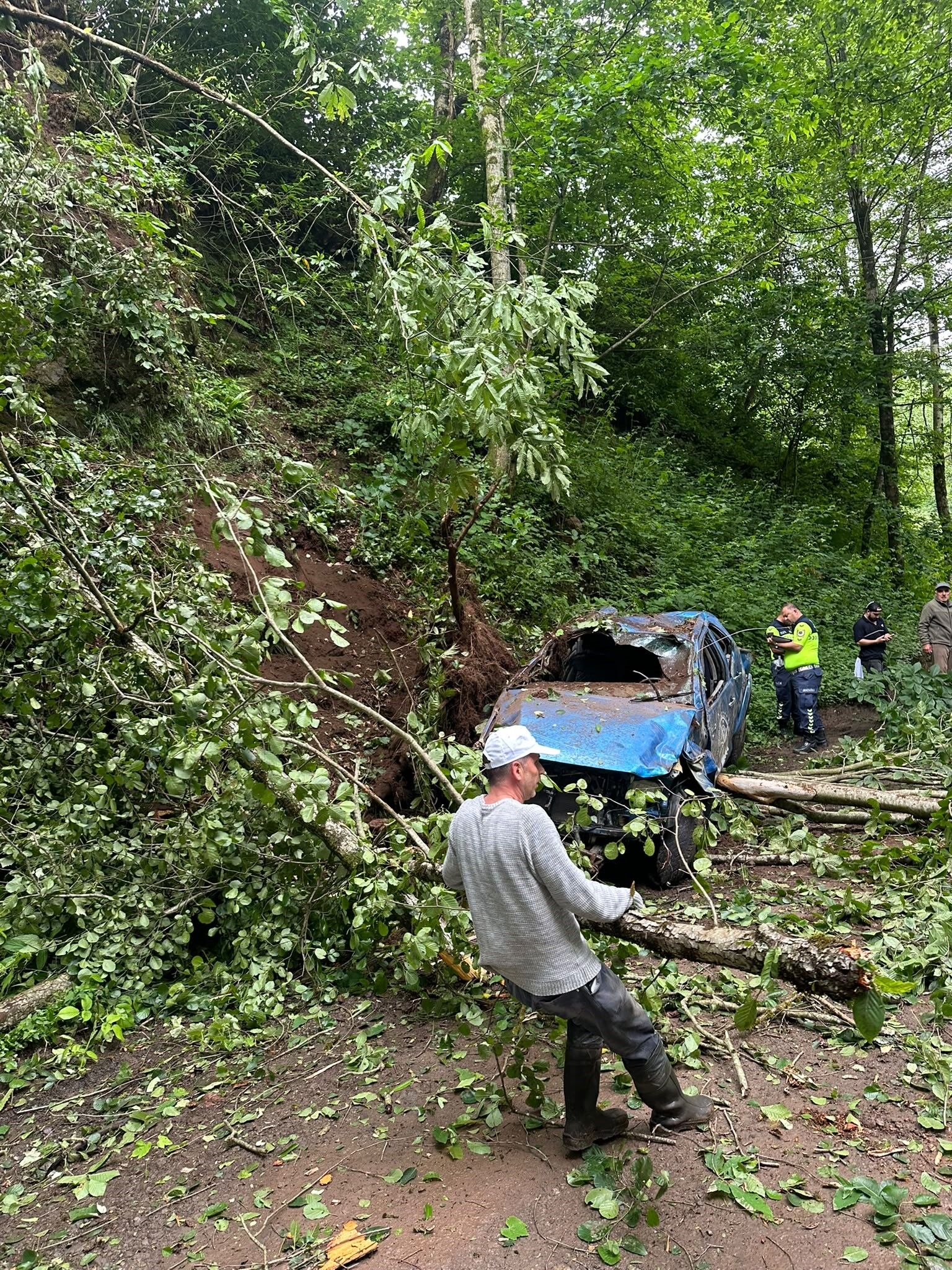 Rize’de Uçuruma Yuvarlanan Kamyonet (1)
