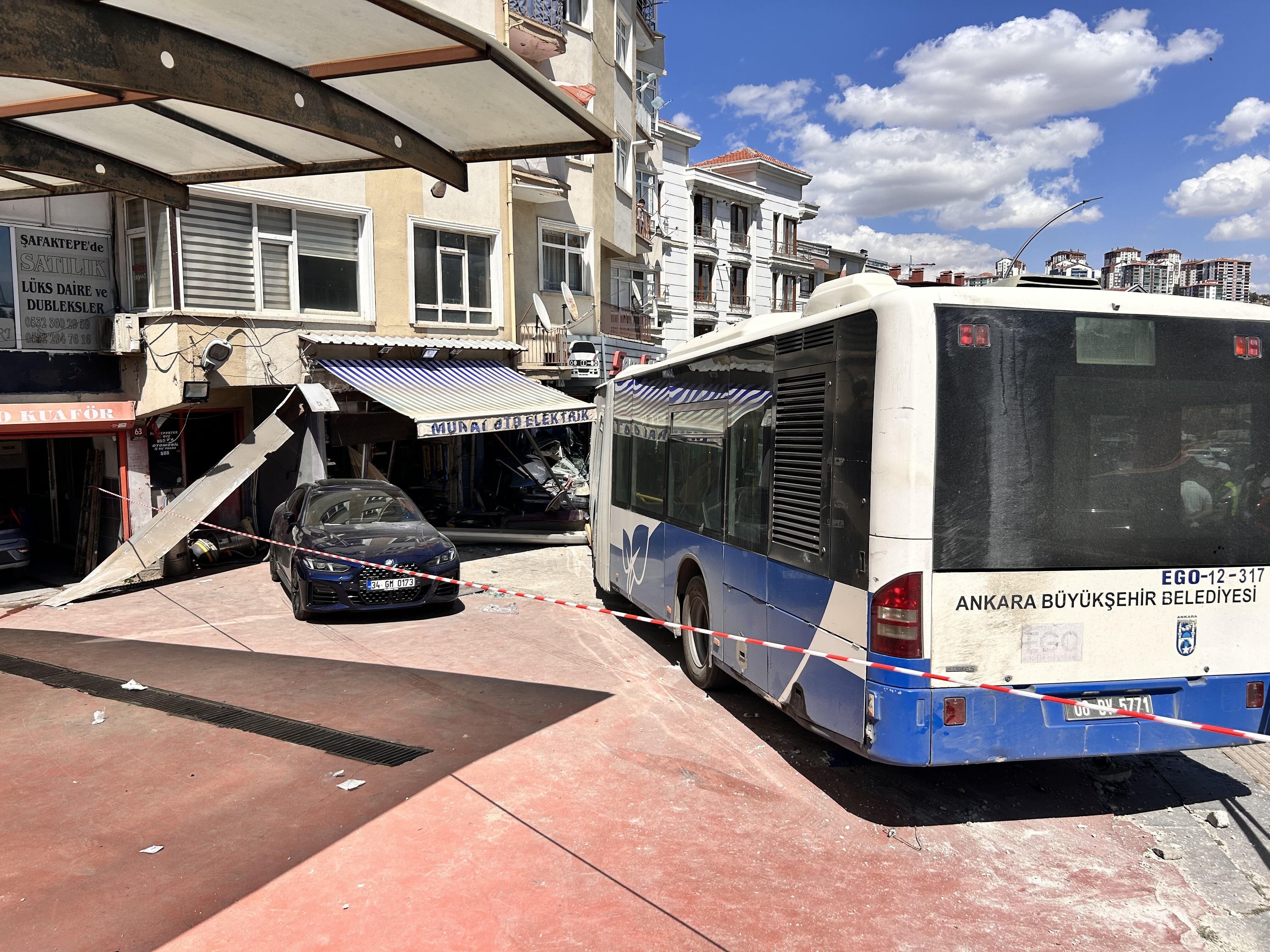 Mamak’ta kontrolden çıkan EGO otobüsü iş yerine daldı - 3