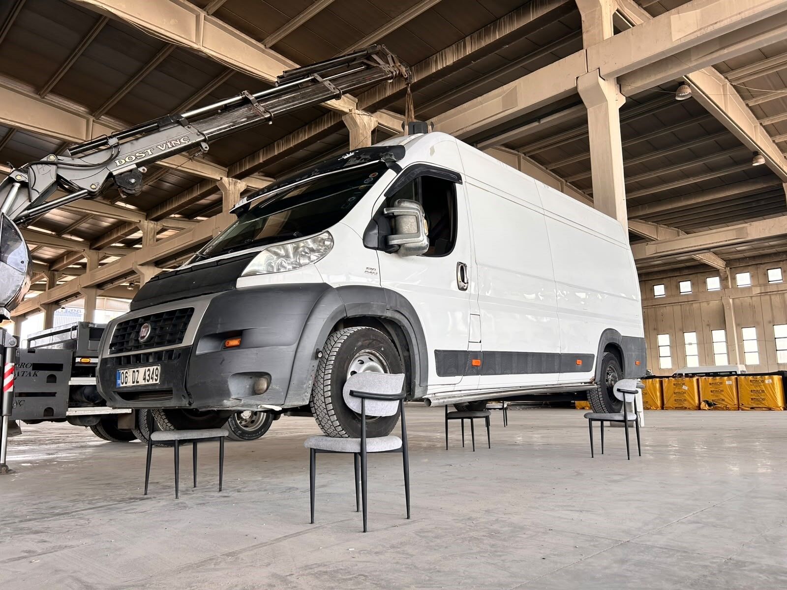 Sandalyesini 2,5 tonluk minibüsle test etti - 2