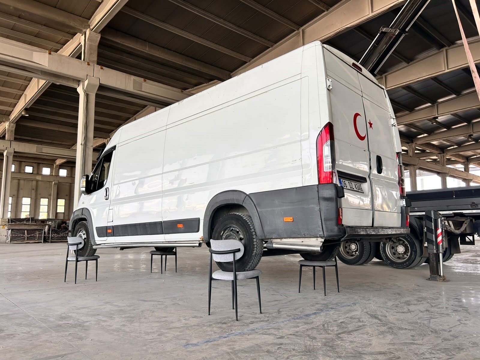 Sandalyesini 2,5 tonluk minibüsle test etti - 4