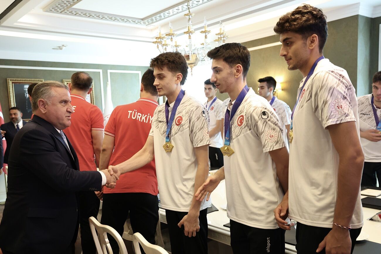 Bakan Bak, Dünya Şampiyonu Voleybolcuları Ağırladı (1)-1