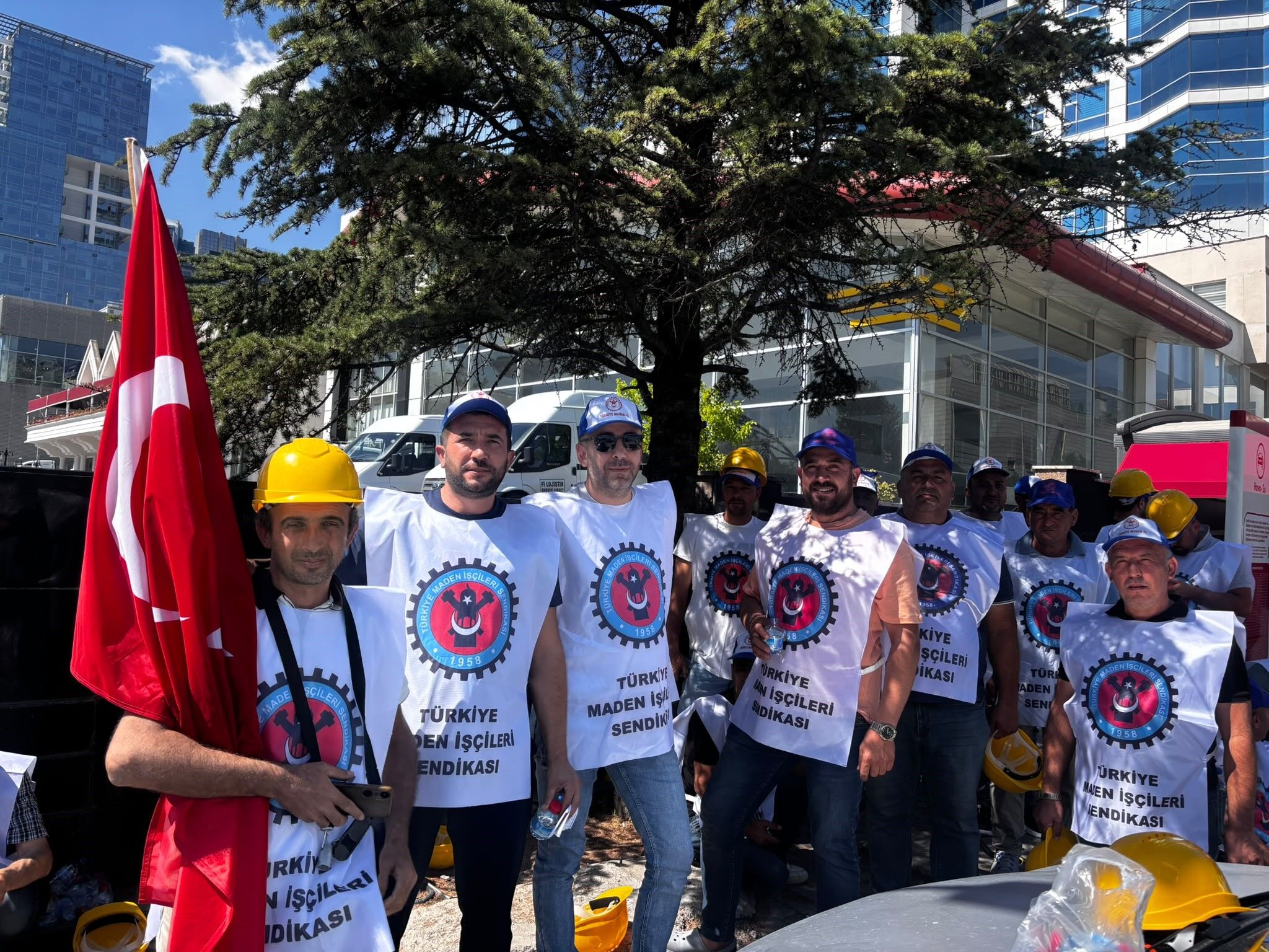 Doruk Madencilik Işçileri Hak Edişleri Için Eylemde (2)