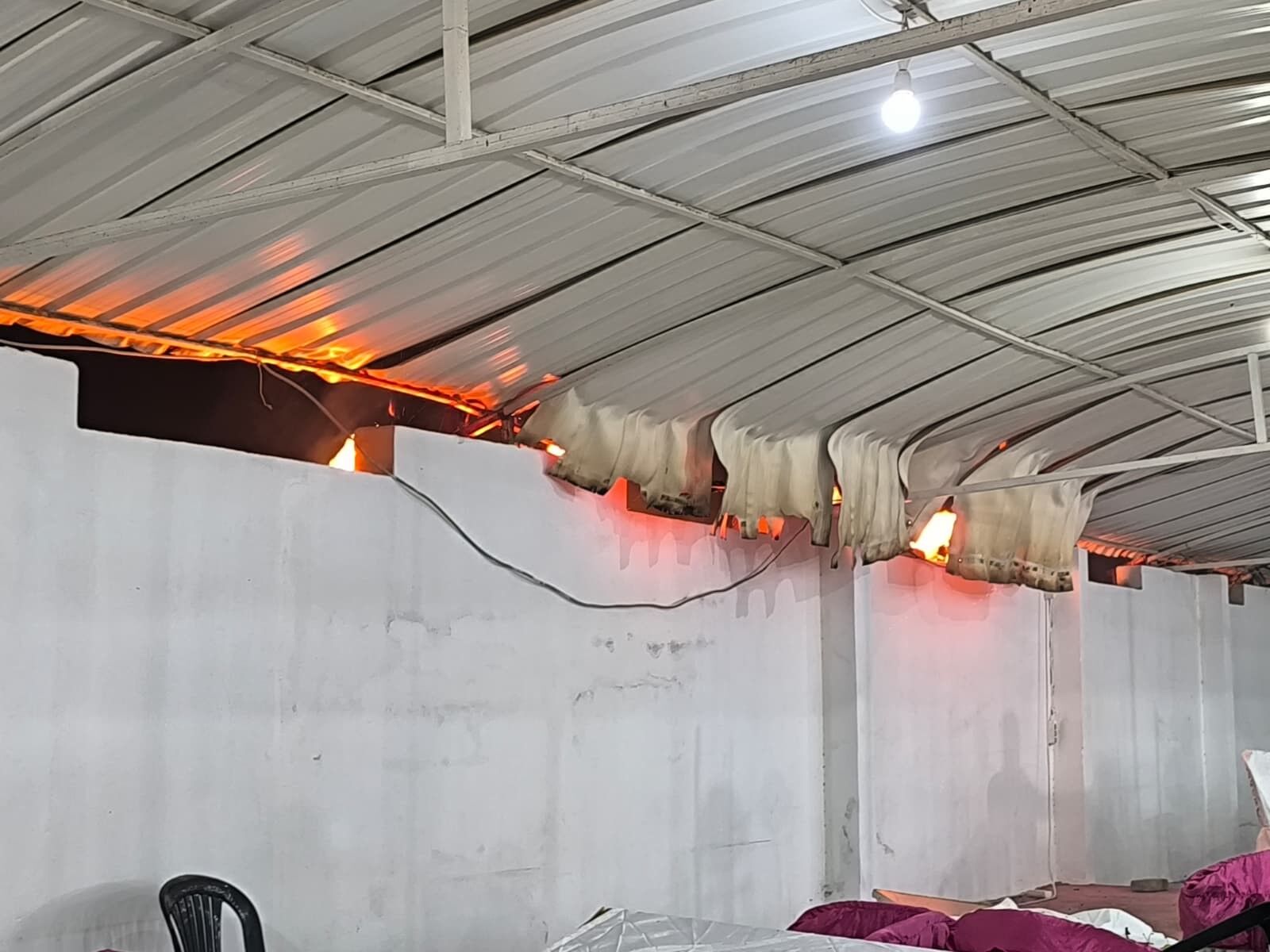 Düğünde çıkan yangına rağmen halaya devam ettiler - 2