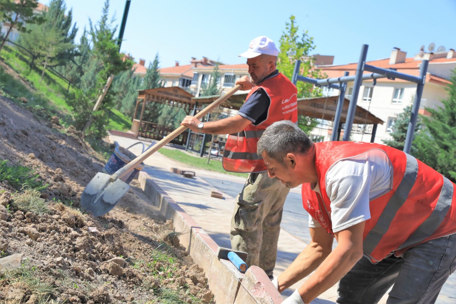Keçiören'deki Parklarda Çevre Düzenlemesi Yapılıyor (2)
