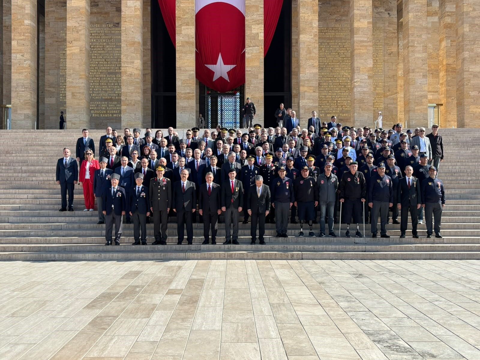 Vali Canbolat ve gazilerden Anıtkabir’e ziyaret
