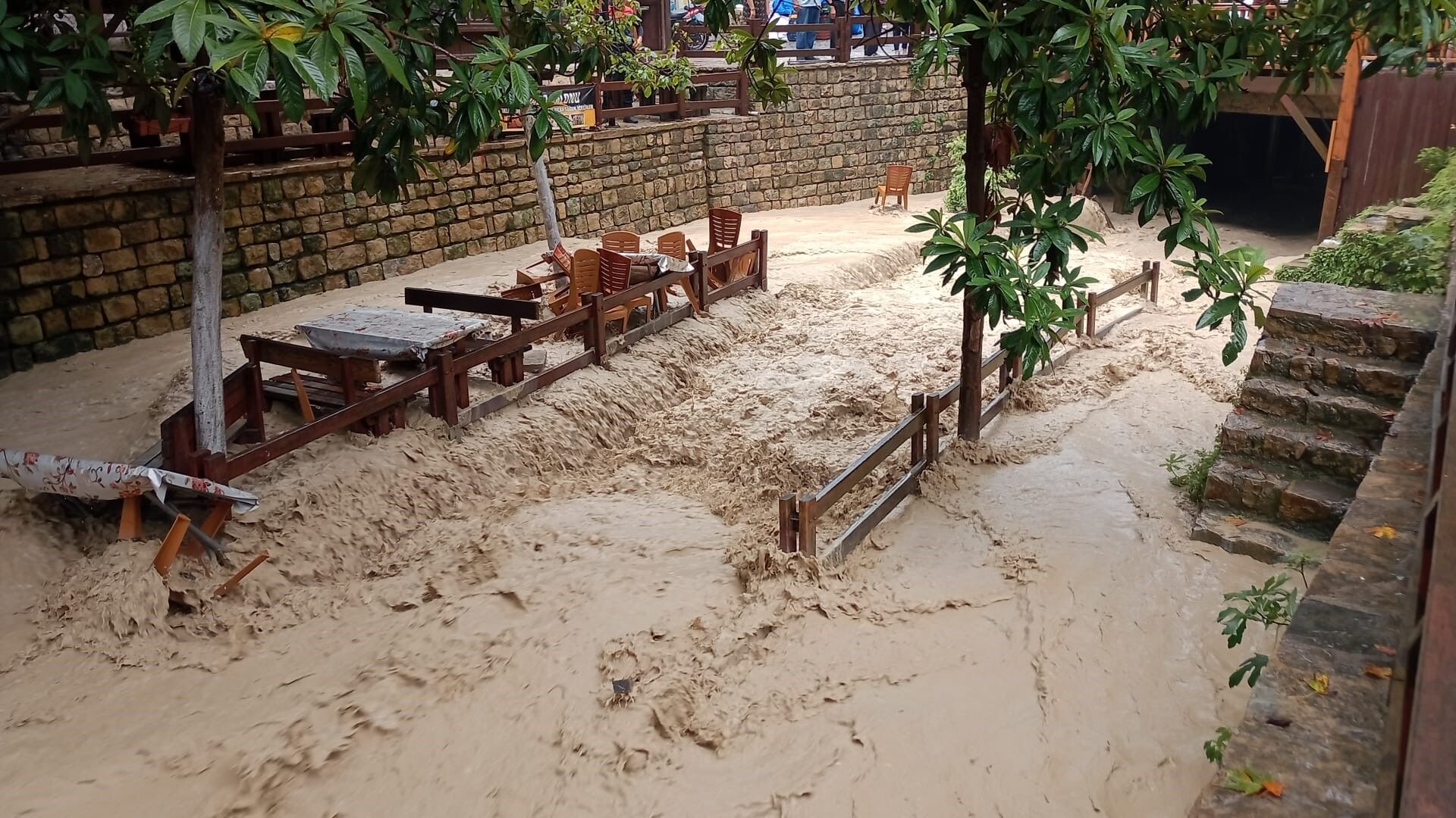 Samandağ’da dere taştı, çay bahçesini su bastı