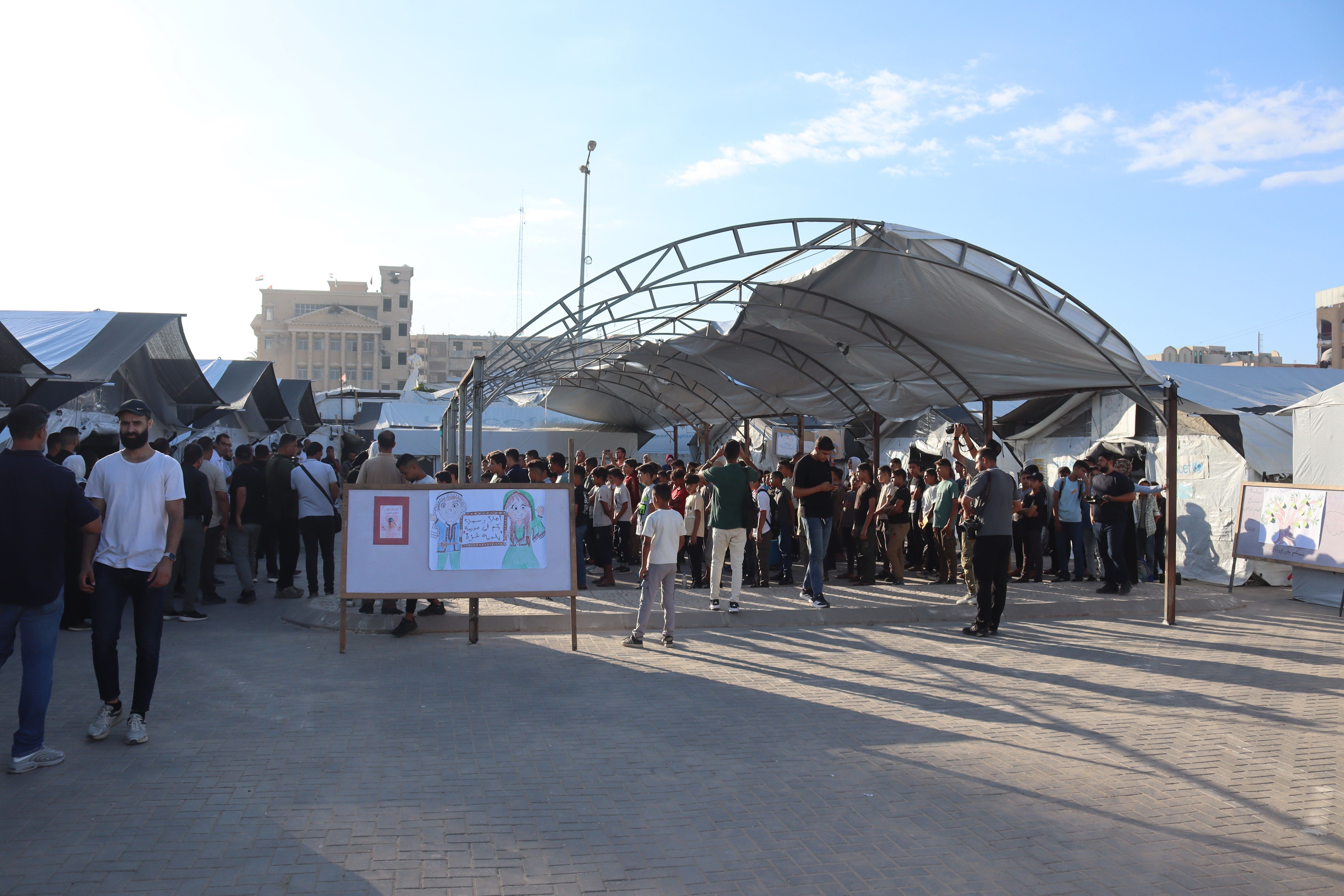 Gazze’de 541 bin öğrenci çadırdan okullarda ders başı yaptı